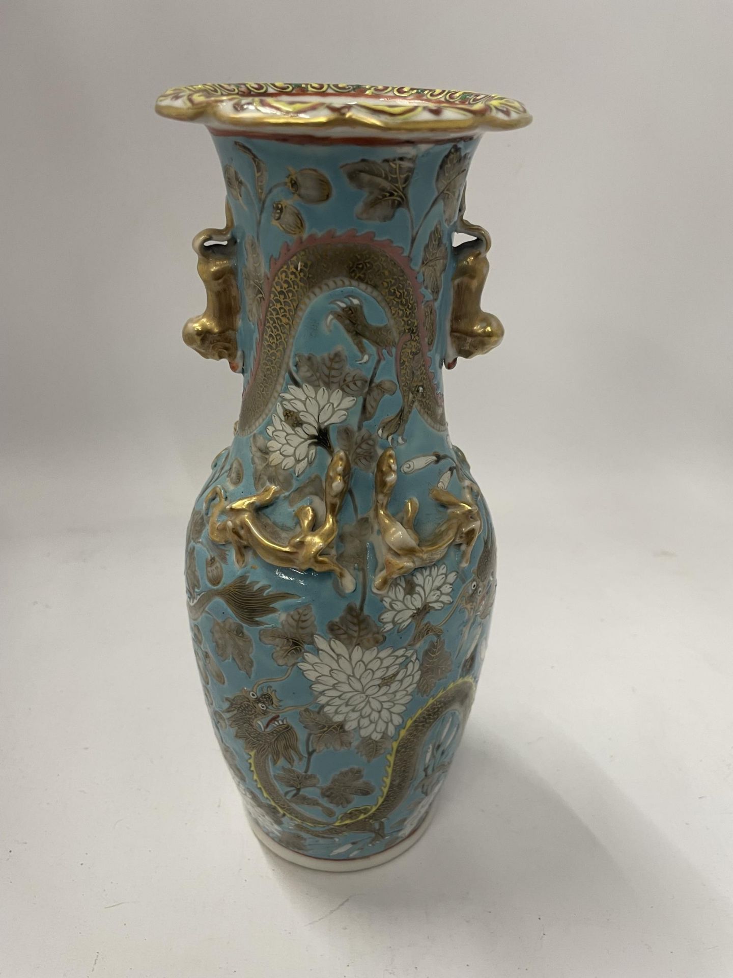 AN EARLY 20TH CENTURY CHINESE CANTON BLUE ENAMEL DRAGON VASE, UNMARKED TO BASE