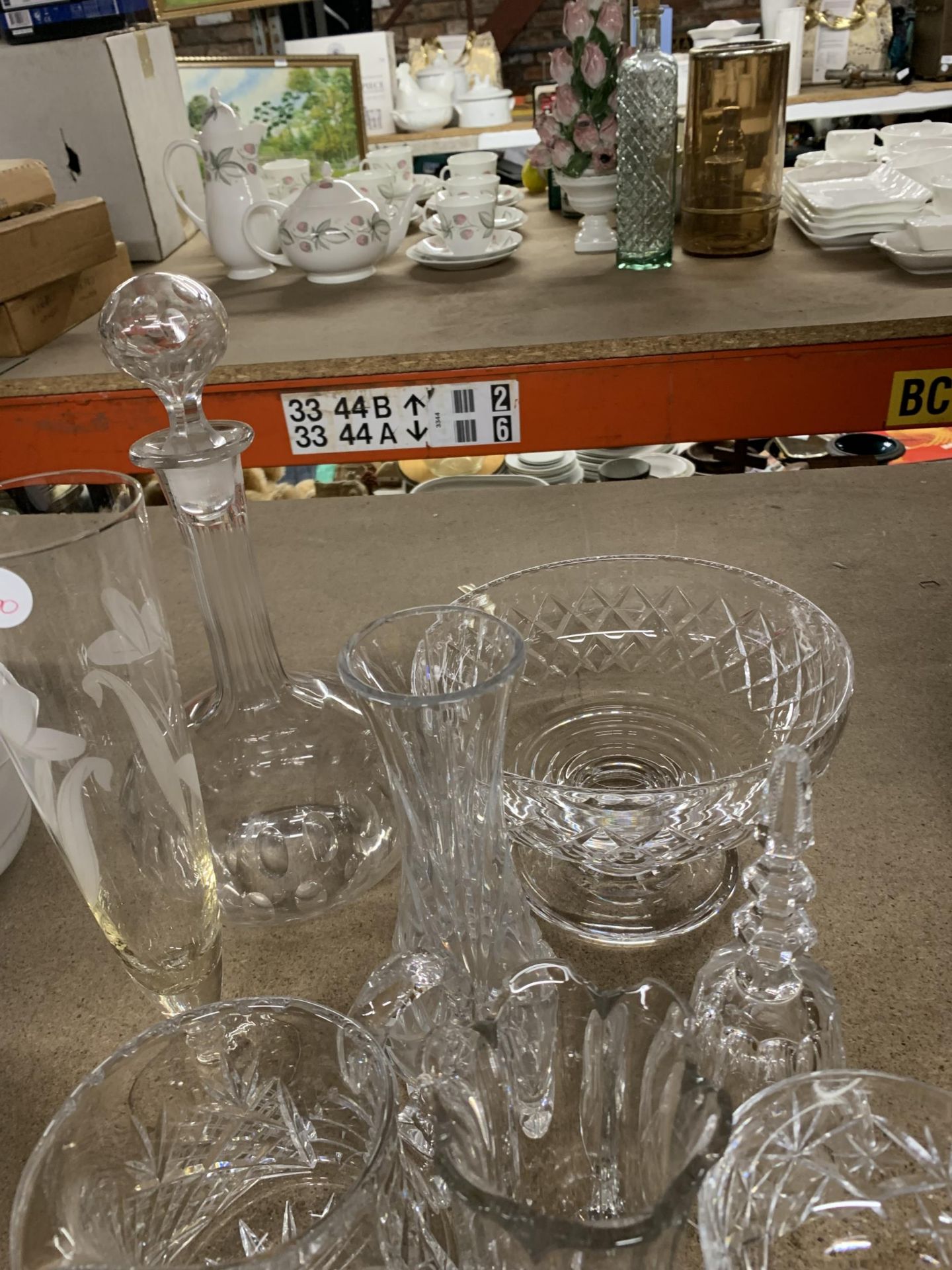 A QUANTITY OF CRYSTAL GLASSWARE TO INCLUDE DECANTER, FRUIT BOWL, JUG, BELL, VASES, ETC., - Image 2 of 3