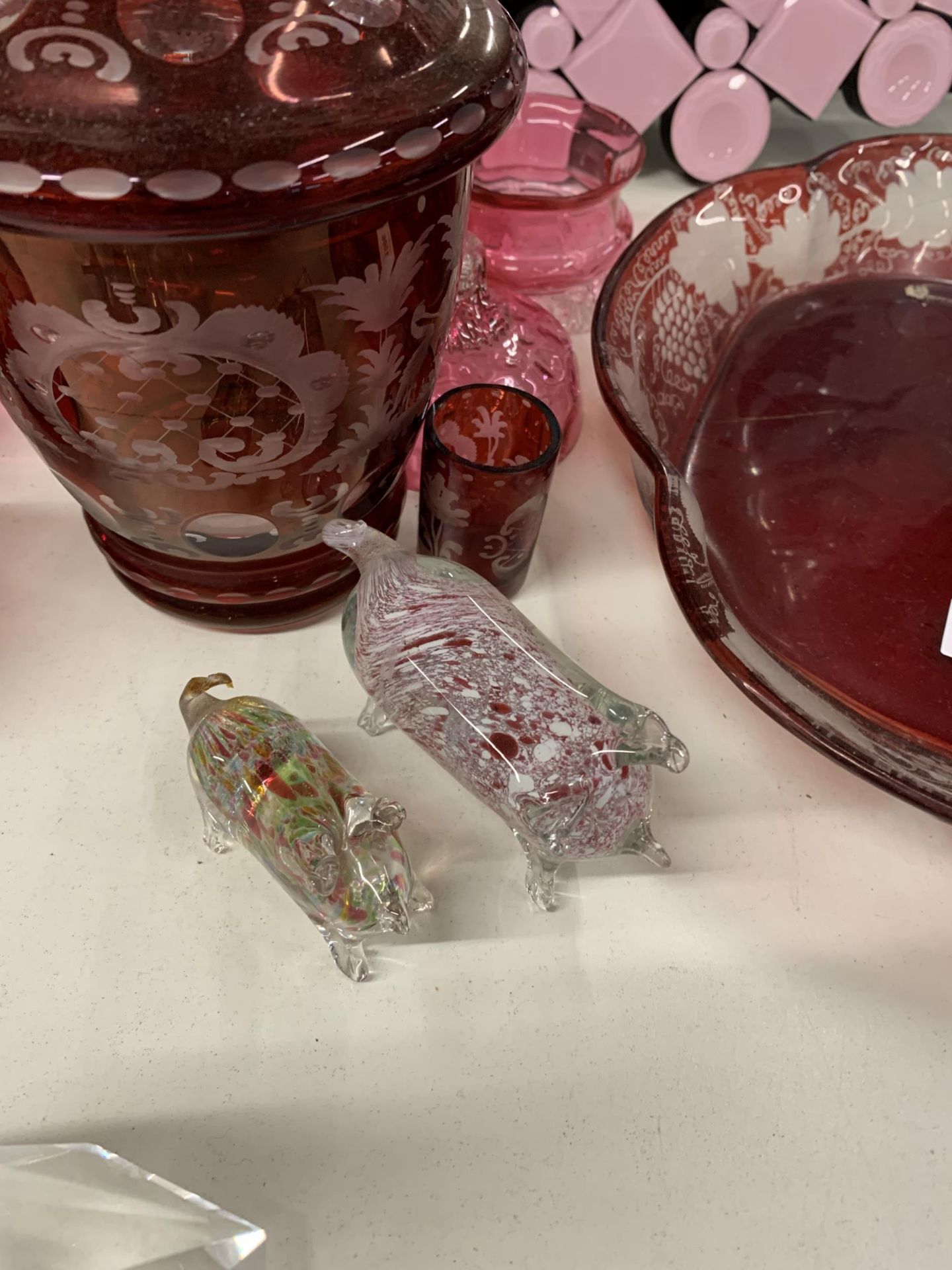 A QUANTITY OF CRANBERRY GLASS TO INCLUDE LIDDED BOWLS, PIGS, JUGS, A DISH, ETC - Image 3 of 3