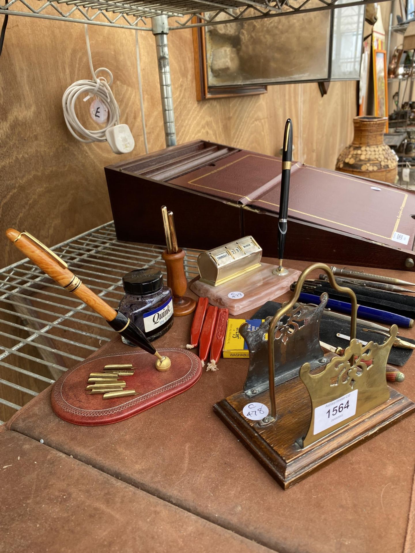 AN ASSORTMENT OF DESK ITEMS TO INCLUDE A PEN HOLDER WITH CALANDER, A LETTER RACK AND A HALLMARKED - Image 3 of 6