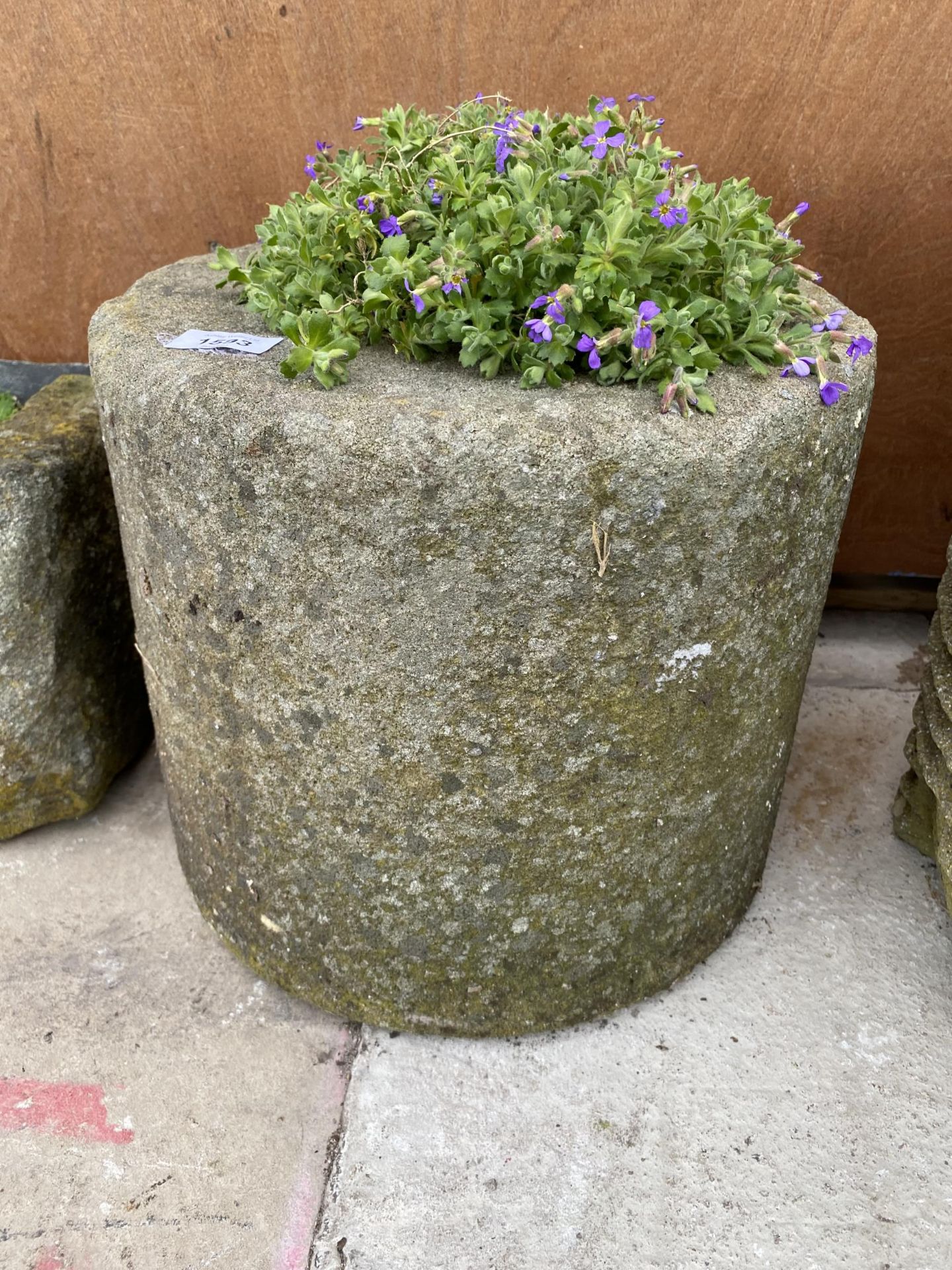 A ROUND YORK STONE GARDEN PLANTER (D:33CM H:29CM)