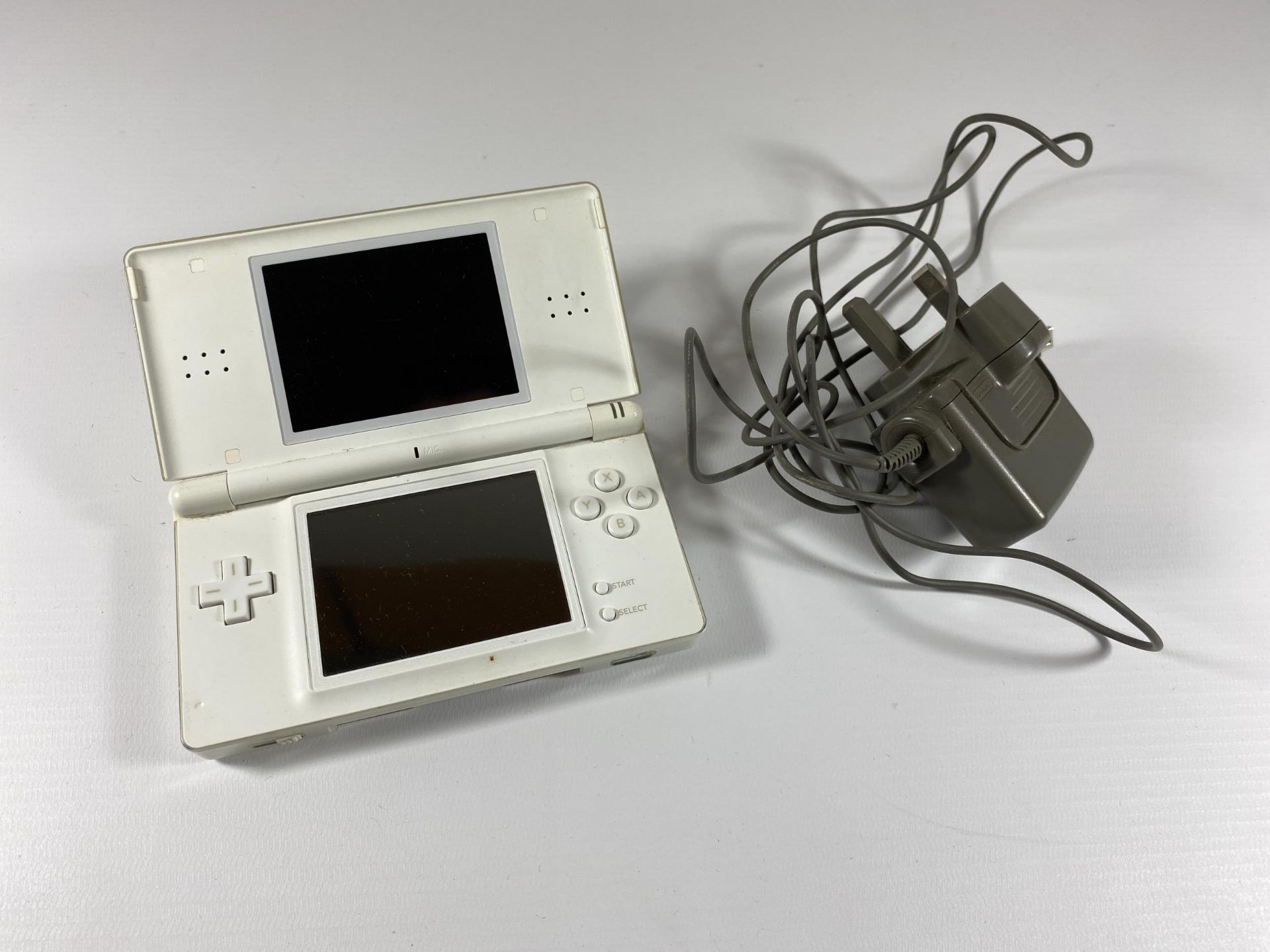 A WHITE NINTENDO DS CONSOLE & CHARGER