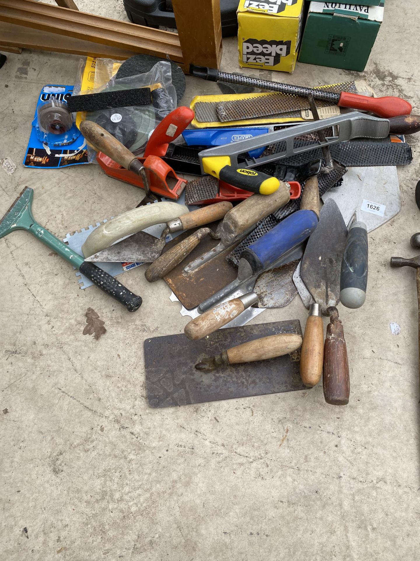 AN ASSORTMENT OF TOOLS TO INCLUDE TROWELS AND RASPS ETC