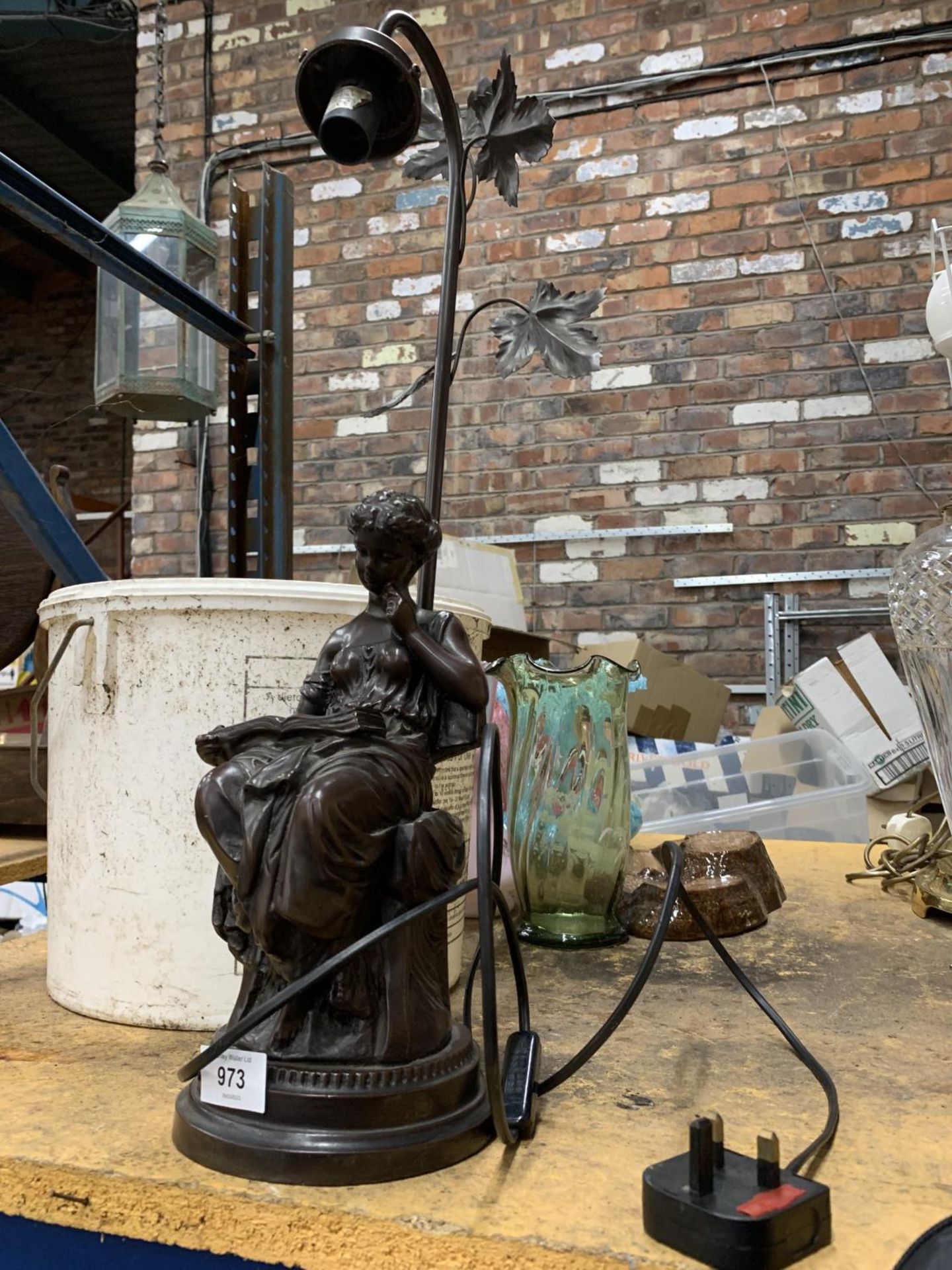 AN ART NOUVEAU SPELTER FIGURAL TABLE LAMP, HEIGHT 60CM