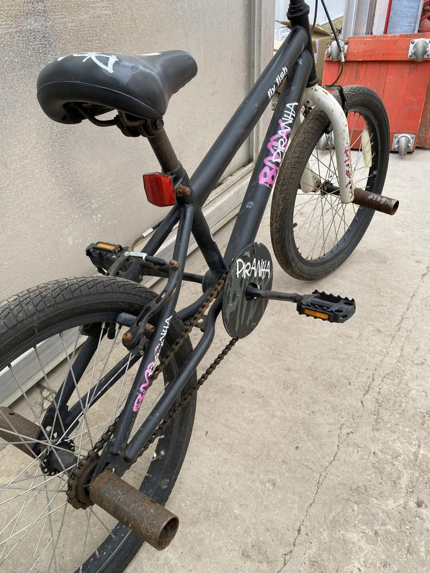 A PIRANHA BMX BIKE WITH FRONT AND REAR STUNT PEGS - Image 2 of 3