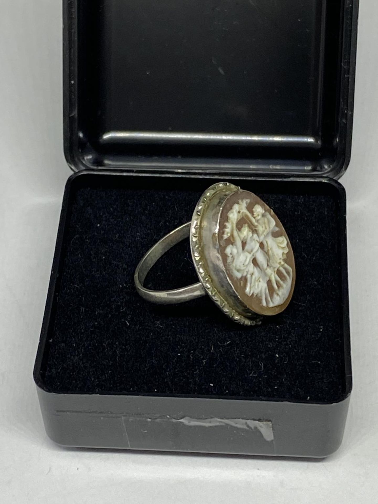 A SILVER RING WITH DANCING LADIES DESIGN IN JASPERWARE STYLE IN A PRESENTATION BOX - Image 2 of 2