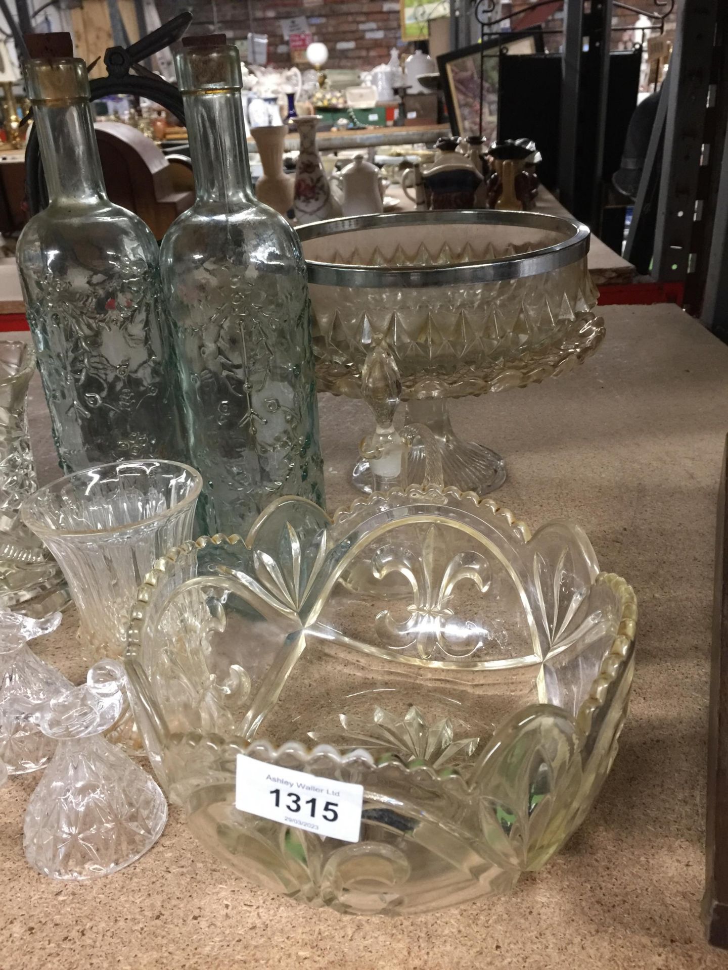 A QUANTITY OF GLASSWARE TO INCLUDE BOWLS, VASES, BOTTLES, ORNAMENTS TOGETHER WITH A BOTTLE RACK - Image 3 of 3