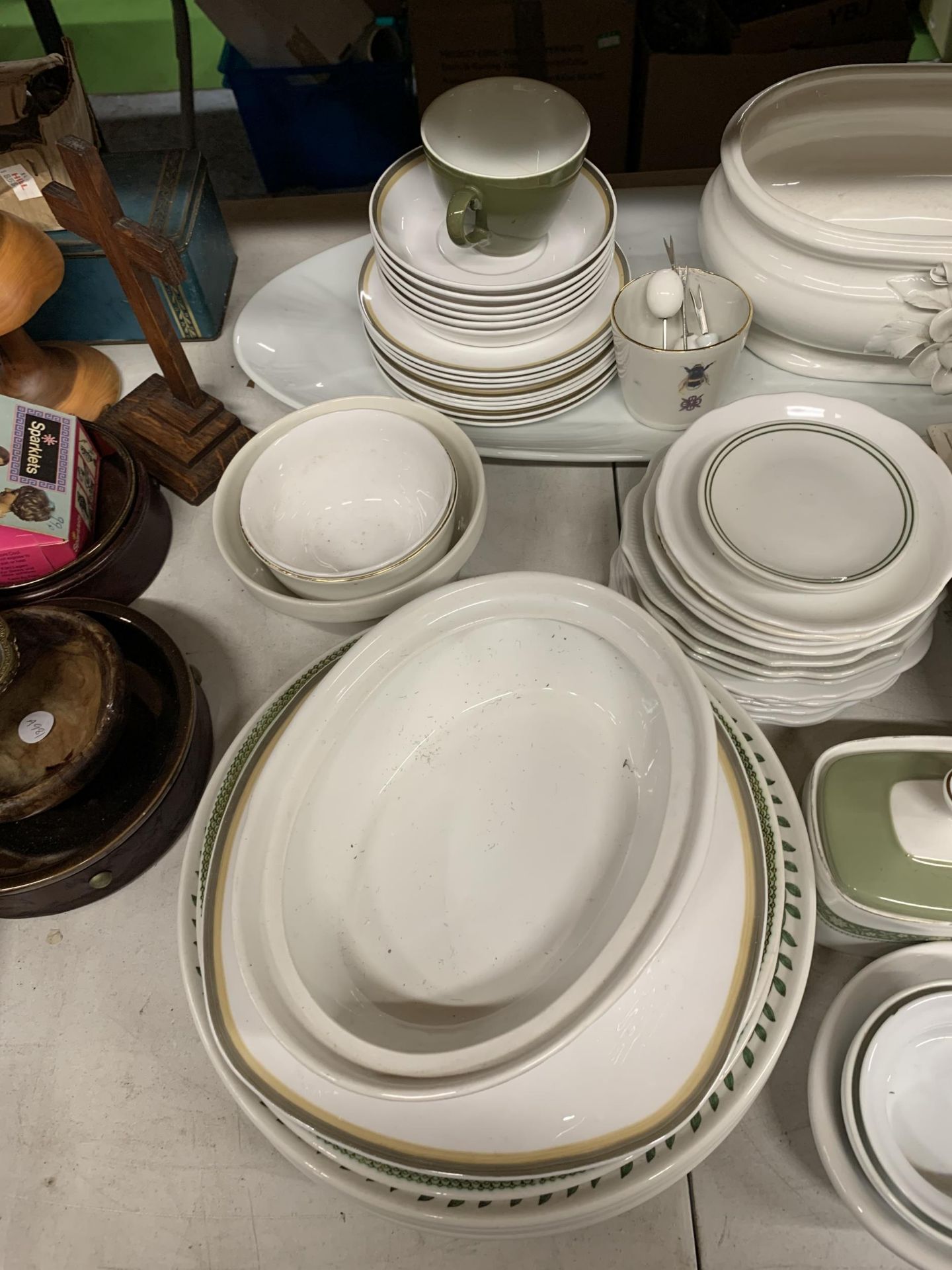 A LARGE MIXED LOT OF CERAMICS TO INCLUDE VARIOUS SIZES OF PLATES, SERVING DISHES, A PLATTER, - Image 2 of 4