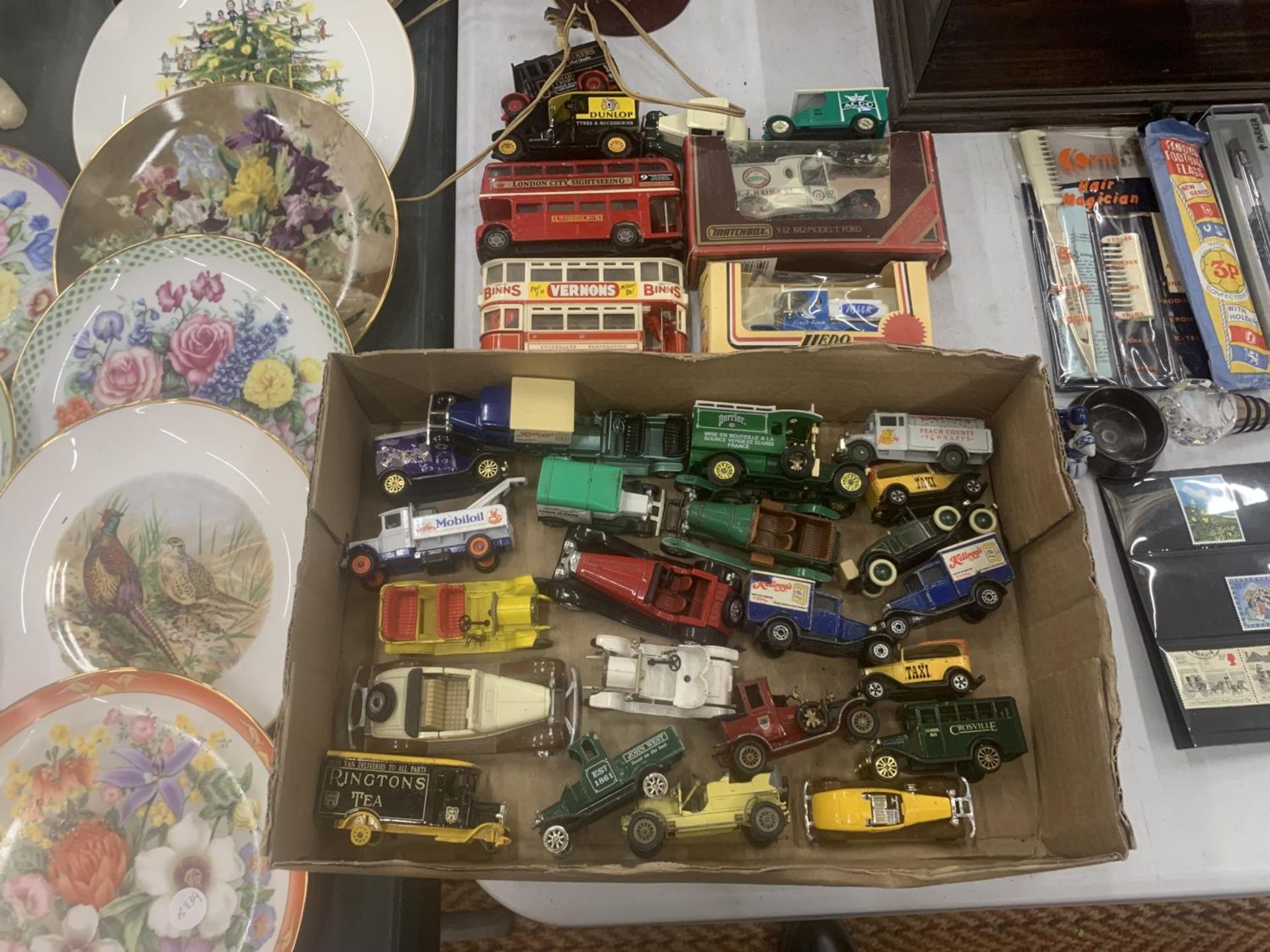 A QUANTITY OF VINTAGE VANS AND CARS BY LLEDO, MATCHBOX, ETC