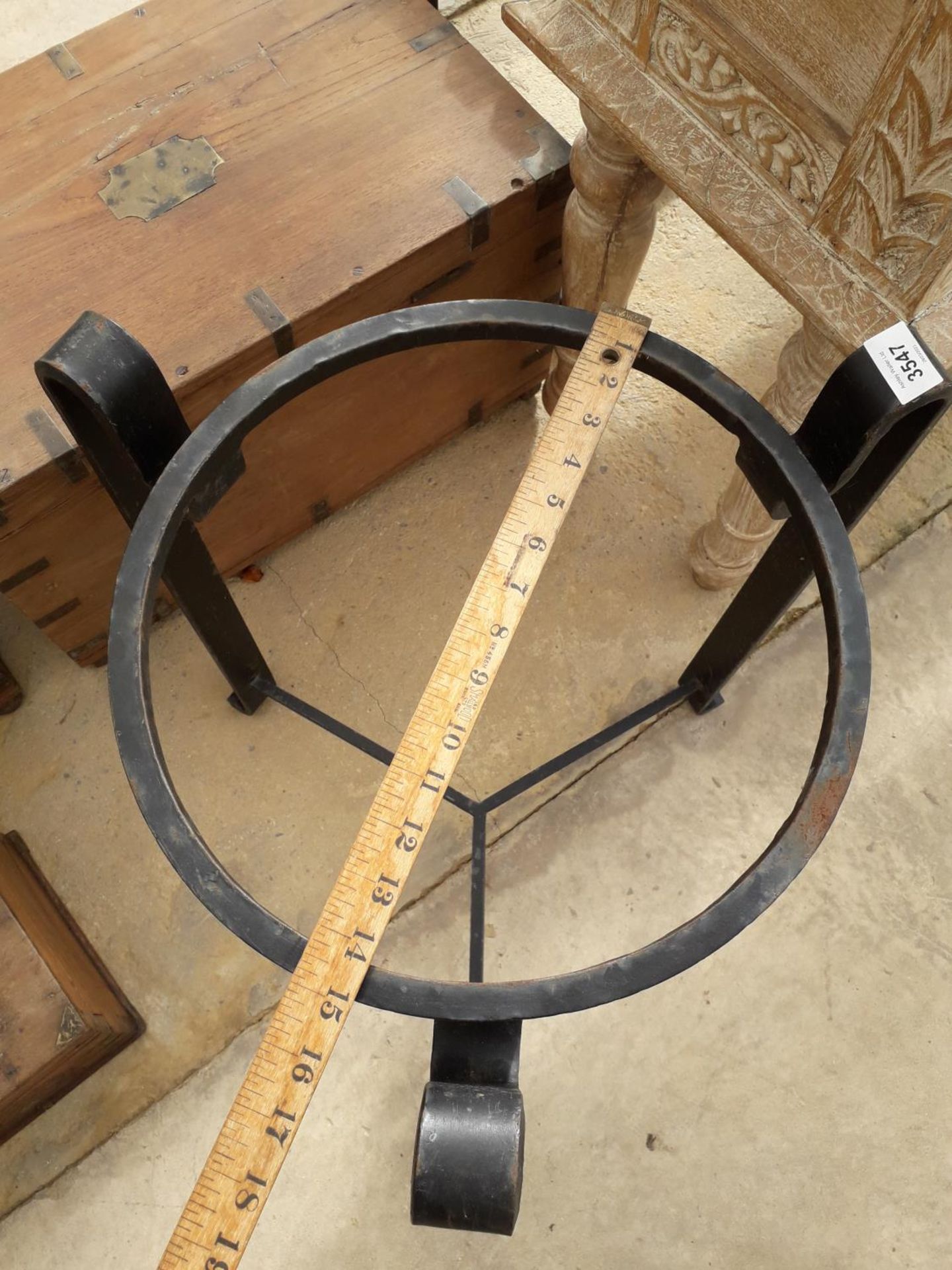 A CAST IRON FIREPIT STAND, 14.5" DIAMETER - Image 4 of 4