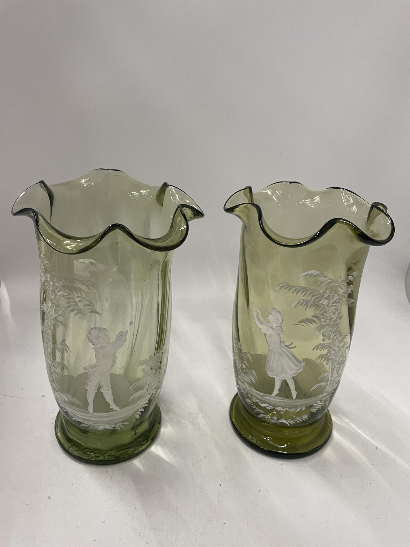 A PAIR OF VICTORIAN MARY GREGORY TYPE GREEN GLASS FLARED VASES, HEIGHT 24CM
