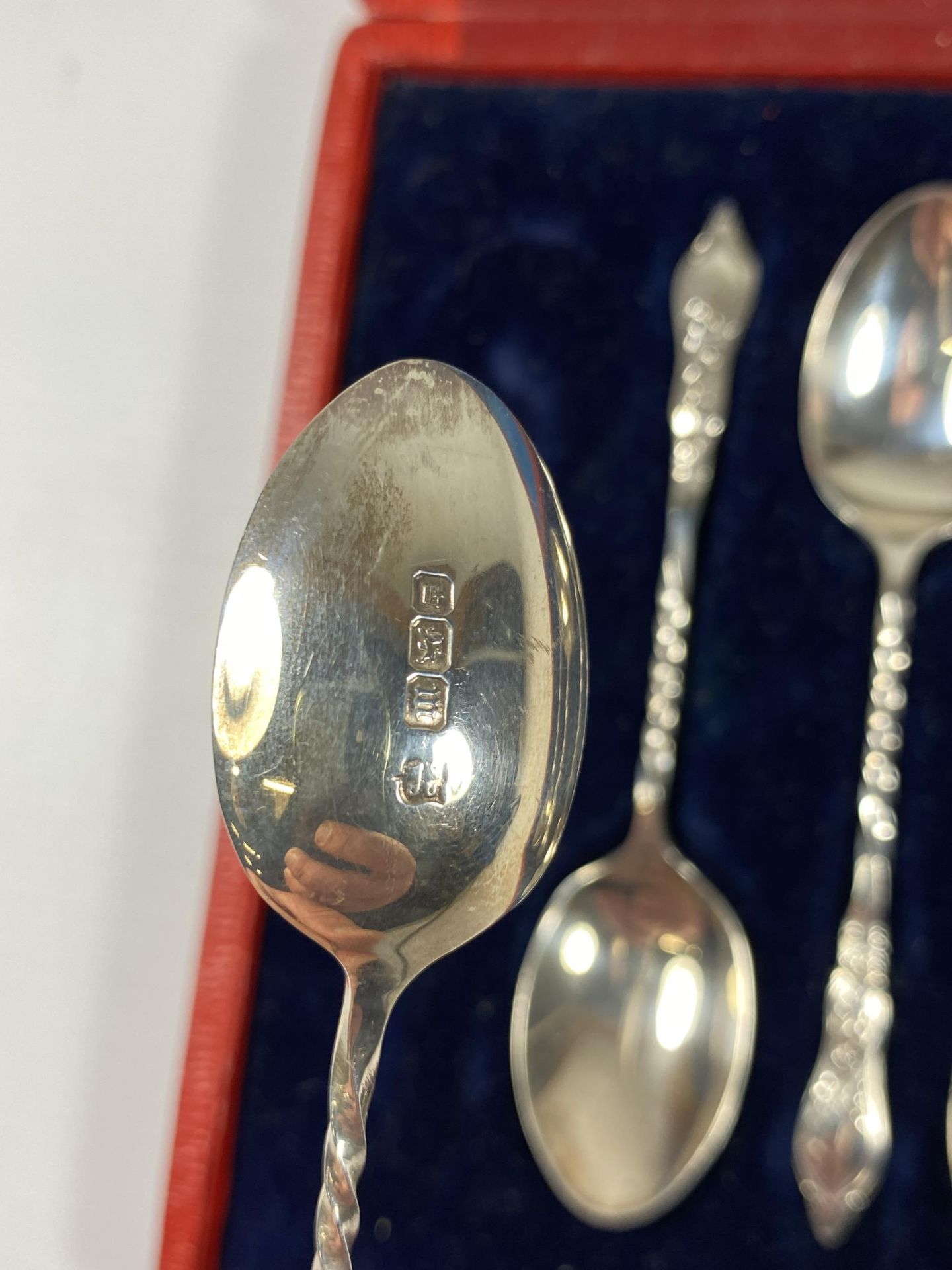 A CASED SET OF SIX SHEFFIELD HALLMARKED SILVER TEASPOONS - Image 4 of 4