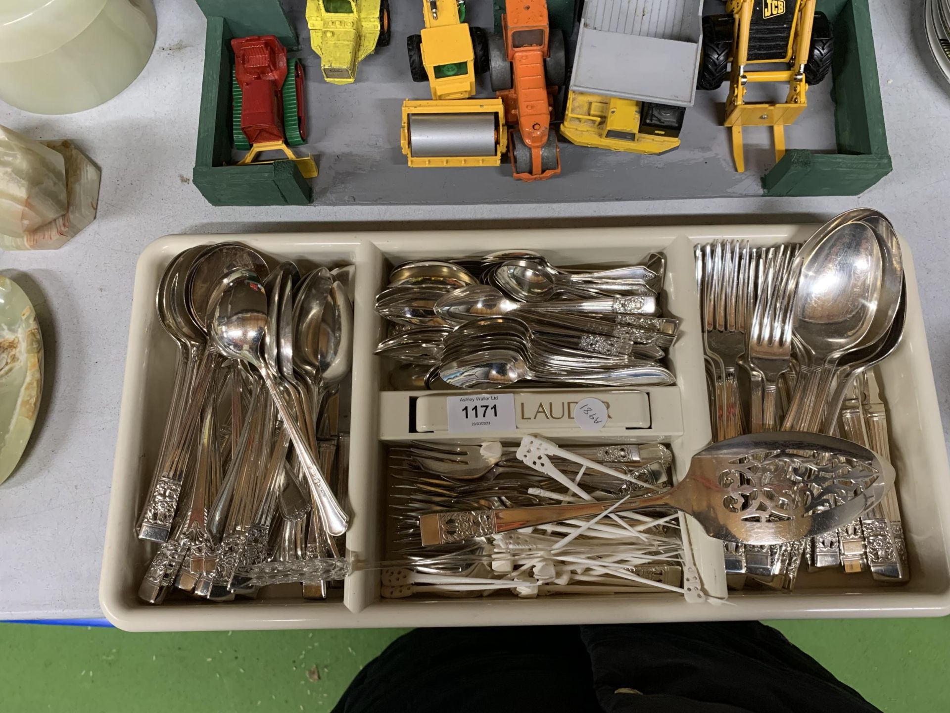 A QUANTITY OF FLATWARE TO INCLUDE KNIVES, FORKS, SPOONS, ETC