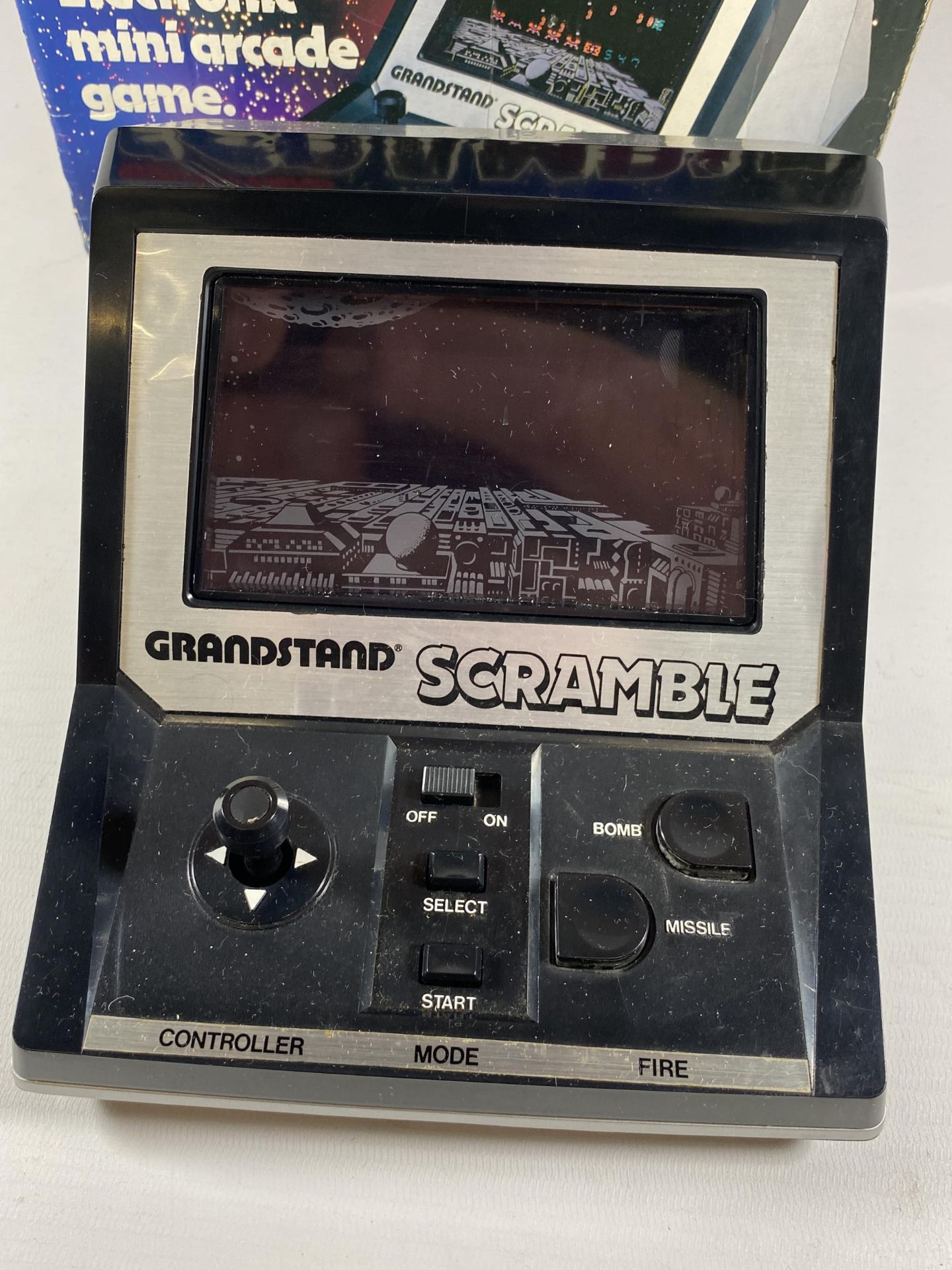 A RETRO BOXED GRANDSTAND SCRAMBLE ELECTRONIC MINI ARCADE GAME - Image 2 of 3