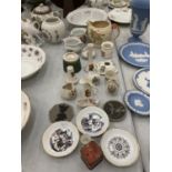 A QUANTITY OF CERAMIC ITEMS TO INCLUDE CRESTED WARE, ROYAL WORCESTER PIN TRAYS, BOWL, JUG, ETC