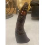 AN ORIENTAL STYLE CARVED RESIN HORN HEIGHT 20CM