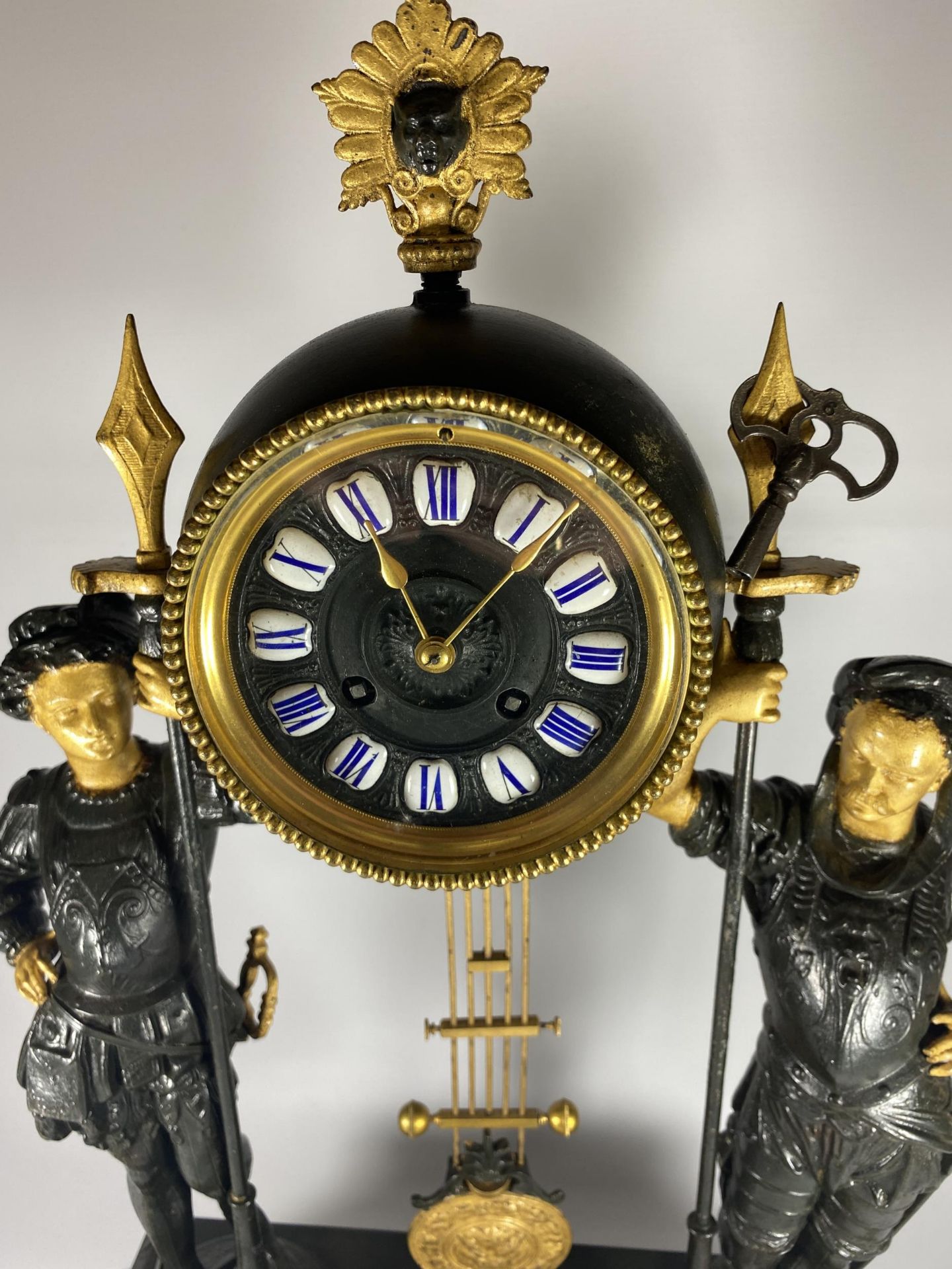 A FRENCH JAPY FERERES SPELTER TWO TRAIN DOMED CLOCK WITH TWIN FIGURAL DESIGN, DOME HEIGHT 64CM, WITH - Image 5 of 11