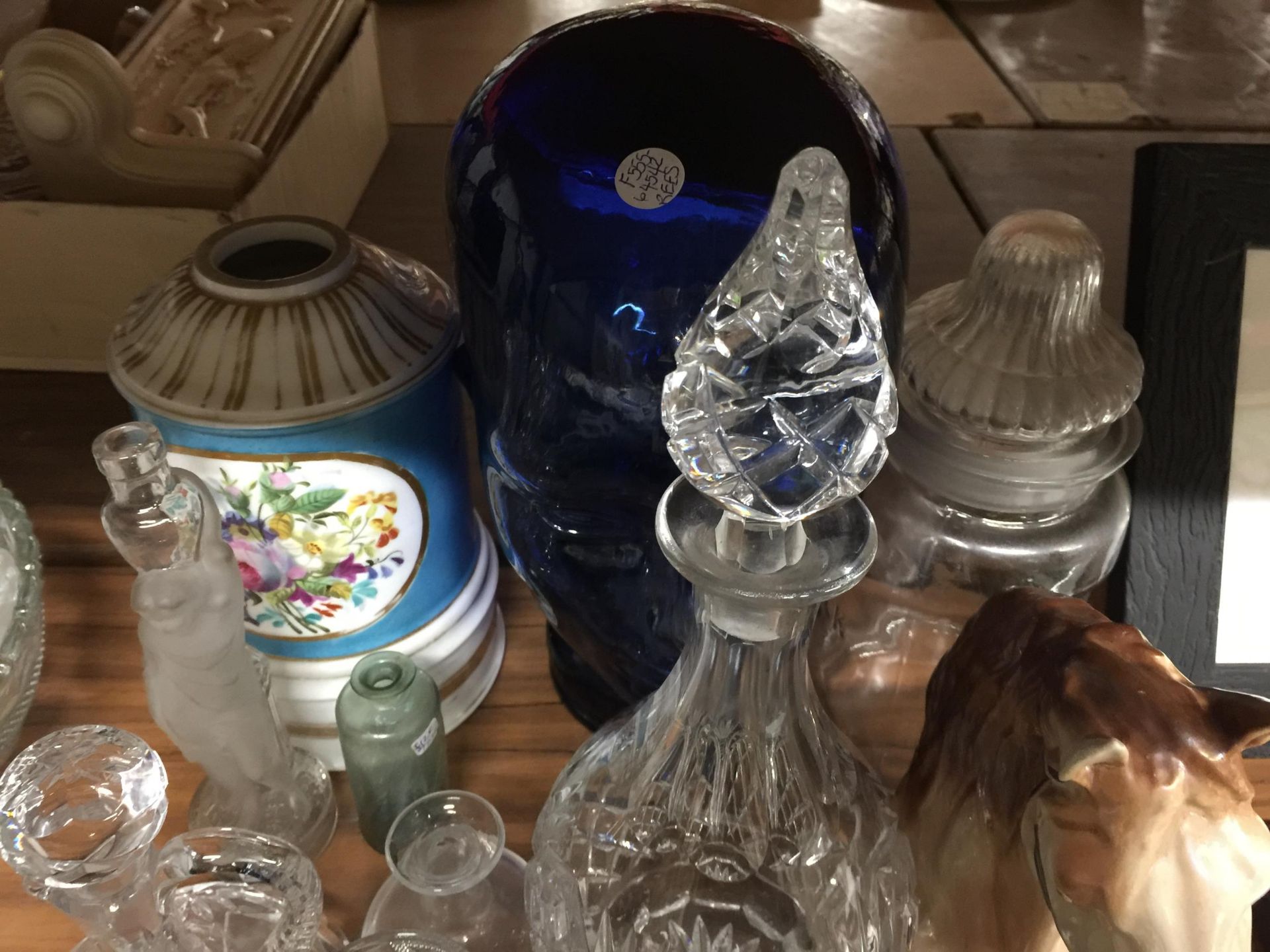 A MIXED LOT TO INCLUDE A LARGE BLUE GLASS HEAD, A CERAMIC HORSES HEAD, A DECANTER, GLASS JUGS, SMALL - Image 2 of 5