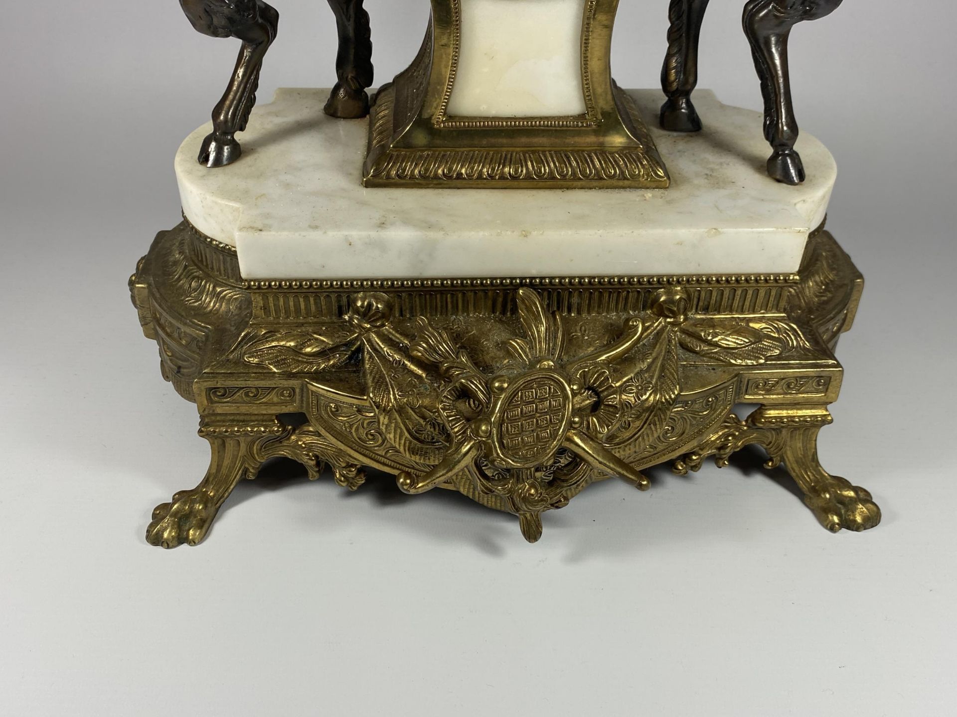 A C.1900 ITALIAN REPRODUCTION MANTLE CLOCK BY IMPERIAL IN BRASS WITH MARBLE BASE AND CHERUBS, HEIGHT - Image 3 of 5
