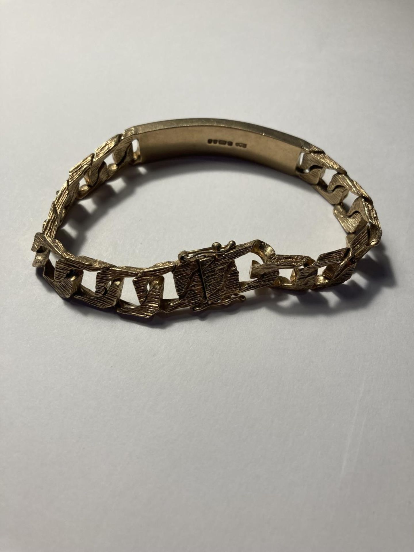 A 9 CARAT GOLD HEAVY IDENTY BRACELET GROSS WEIGHT 49.2 GRAMS - Image 2 of 3