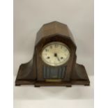 AN EARLY 20TH CENTURY OAK CHIMING MANTLE CLOCK WITH PRESENTATION PLAQUE DATED 1924