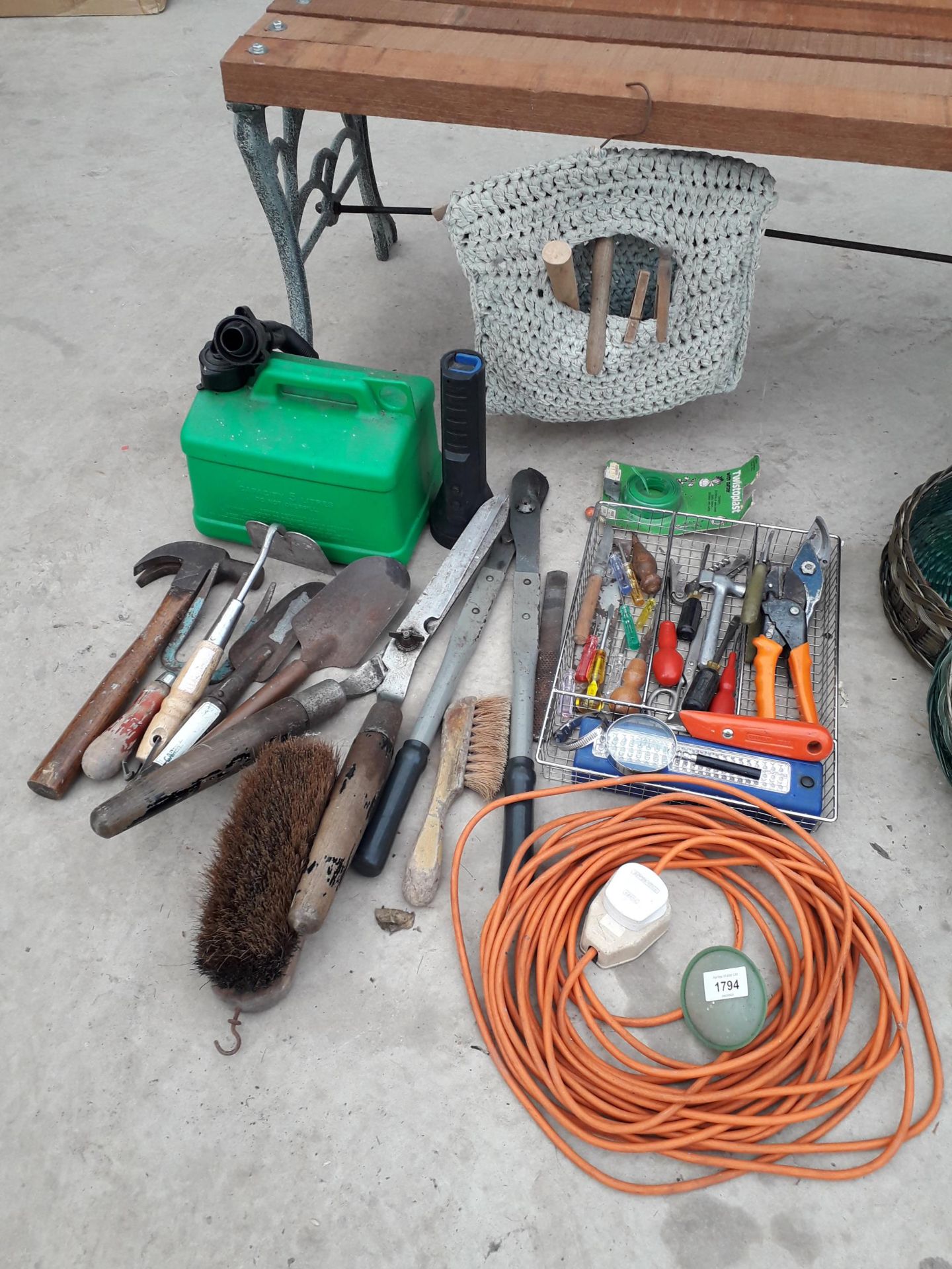 AN ASSORTMENT OF GARDEN HAND TOOLS