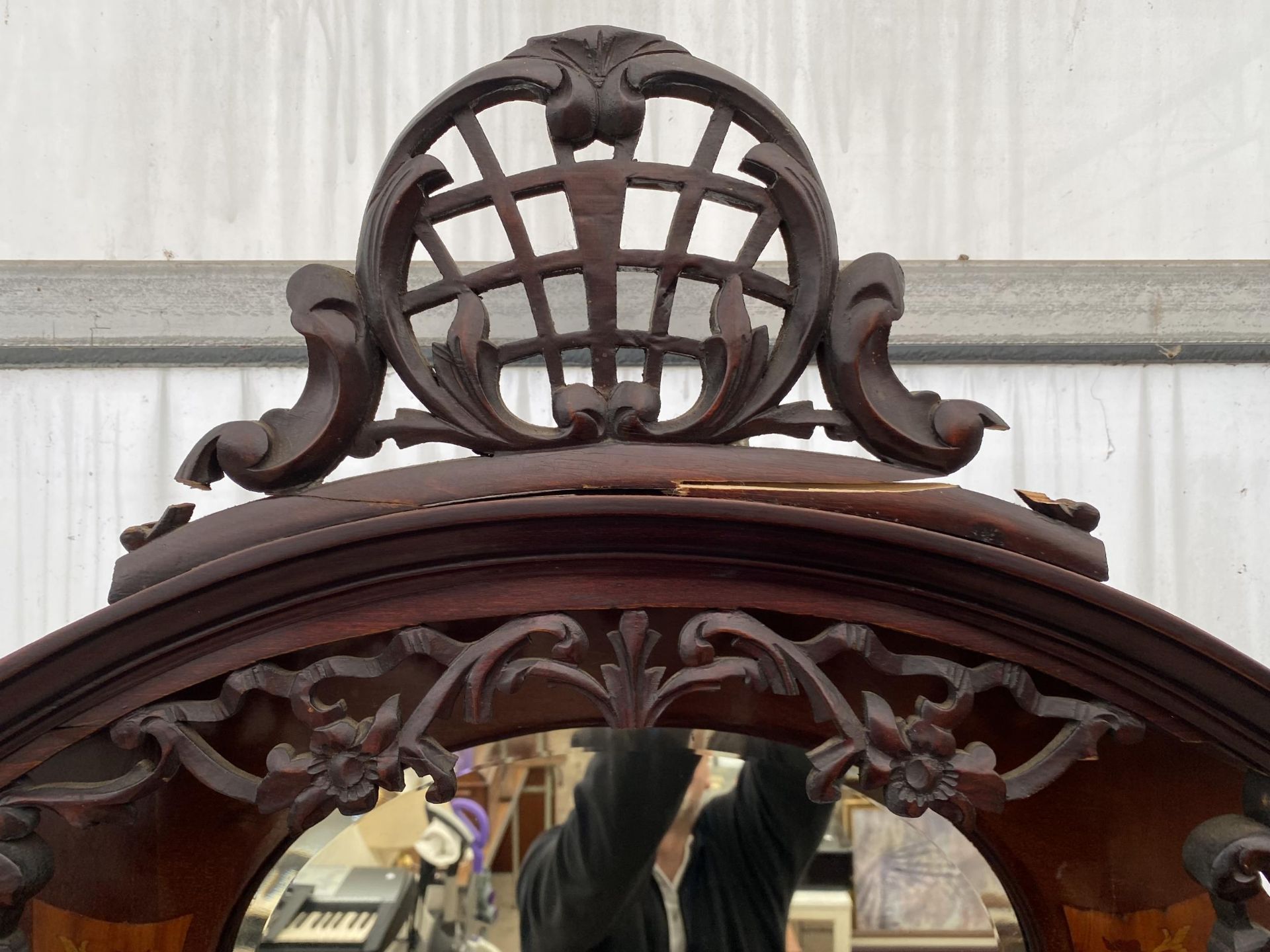 AN EDWARDIAN MAHOGANY AND INLAID DOUBLE BOWFRONTED CHINA CABINET, 55" WIDE - Image 5 of 8