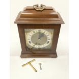 A MAHOGANY ELLIOTT 8-DAY WESTMINSTER CHIMING BRACKET / MANTLE CLOCK WITH KEY