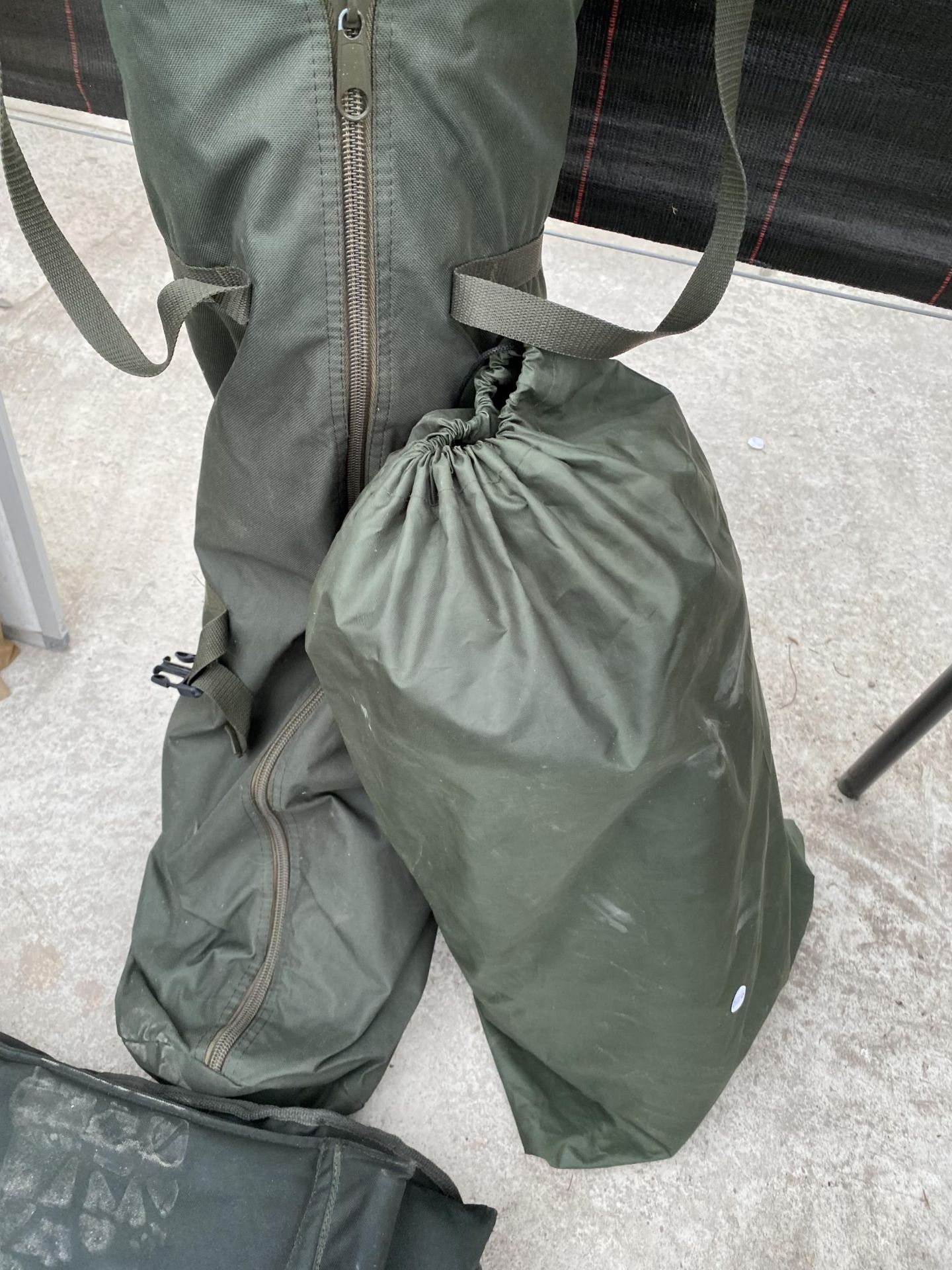 A FOLDING FISHING CHAIR AND A FISHING BIVVY AND BIVVY BROLLY - Image 6 of 6