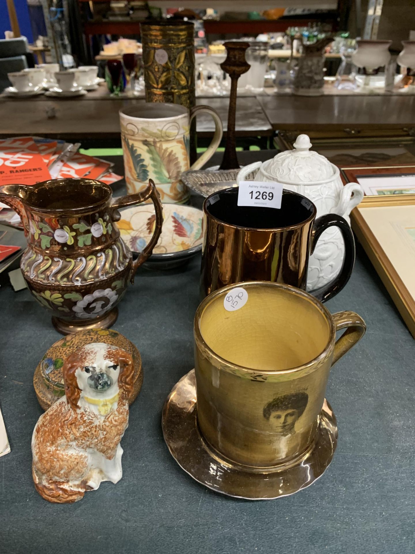 A MIXED LOT TO INCLUDE A SILVER PLATE BOWL, LUSTRE WARE JUG, WOODEN LIDDED POT, MINIATURE