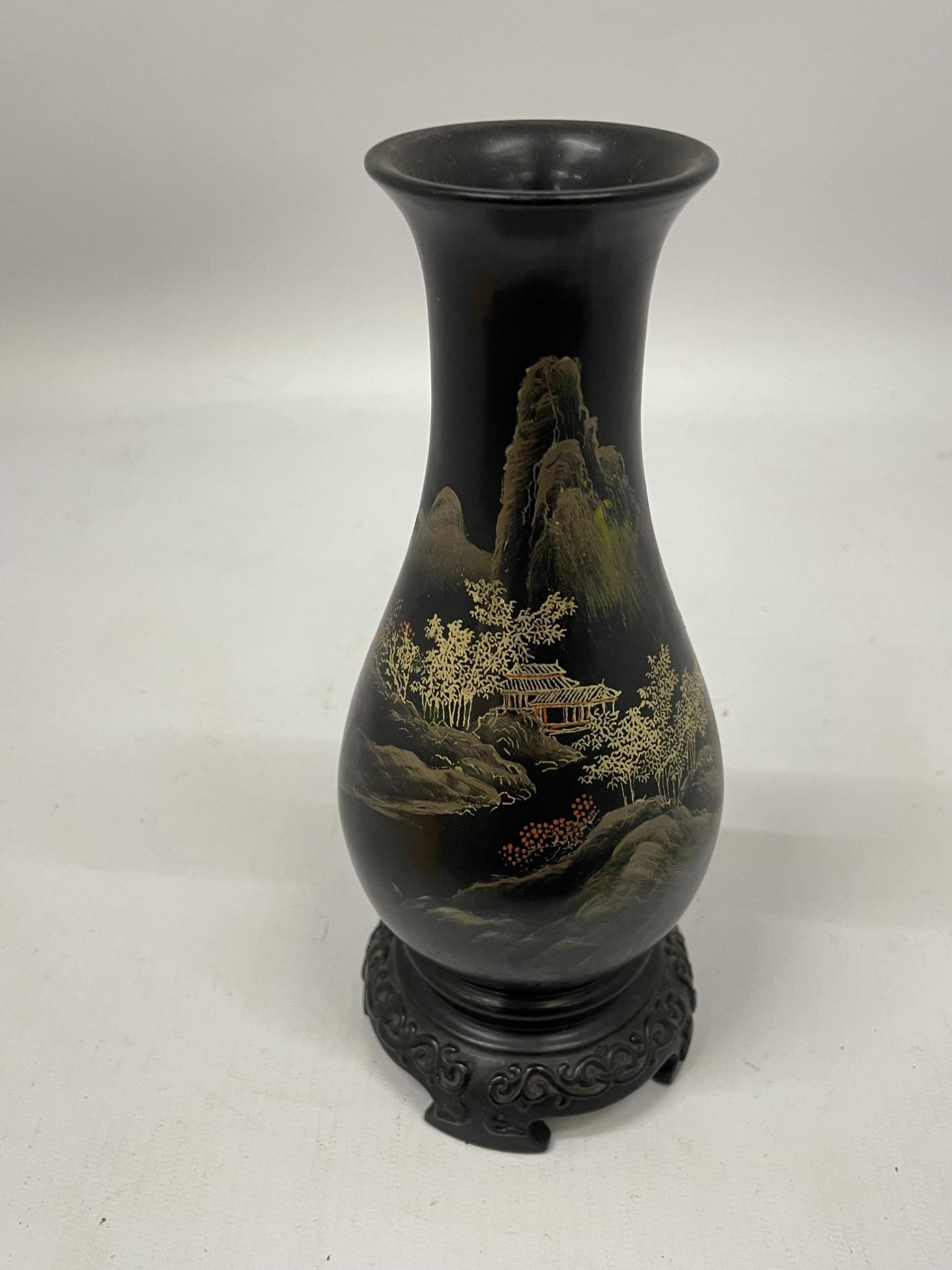 A MID 20TH CENTURY CHINESE FUZHOU BLACK LACQUERED GILT DESIGN VASE ON STAND, HEIGHT 21CM