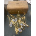 A MIXED LOT TO INCLUDE A VINTAGE MAHOGANY BOX, YELLOW METAL SPOONS WITH CERAMIC BOWLS, A BRASS BELL,
