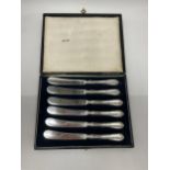 A CASED SET OF SIX CASED HALLMARKED SILVER HANDLED BUTTER KNIVES