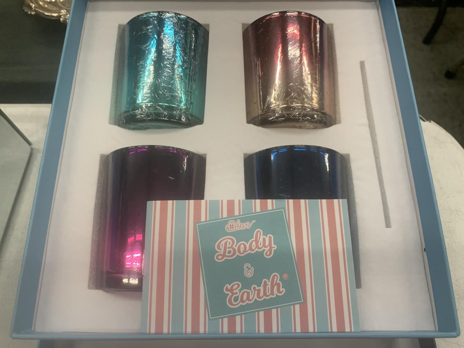 A BOXED SET OF FOUR CANDLES IN HOLDERS PLUS FIVE BOXES OF ESSENTIAL OILS - Image 2 of 4