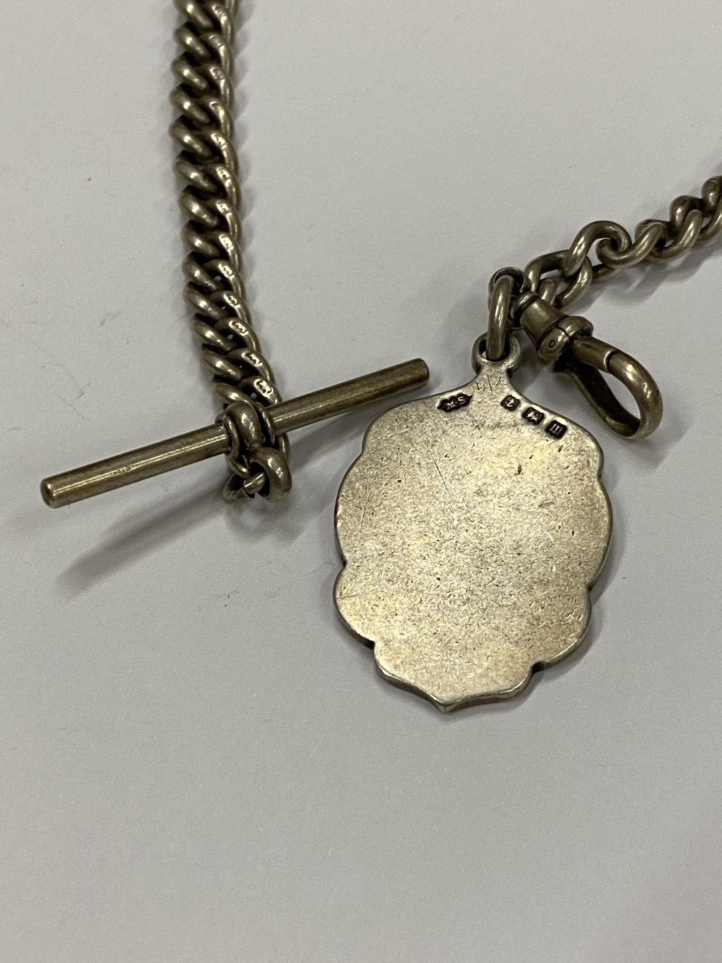 A HALLMARKED SILVER ALBERT CHAIN WITH T-BAR AND FOB PENDANT, TOTAL WEIGHT 48G - Image 3 of 4