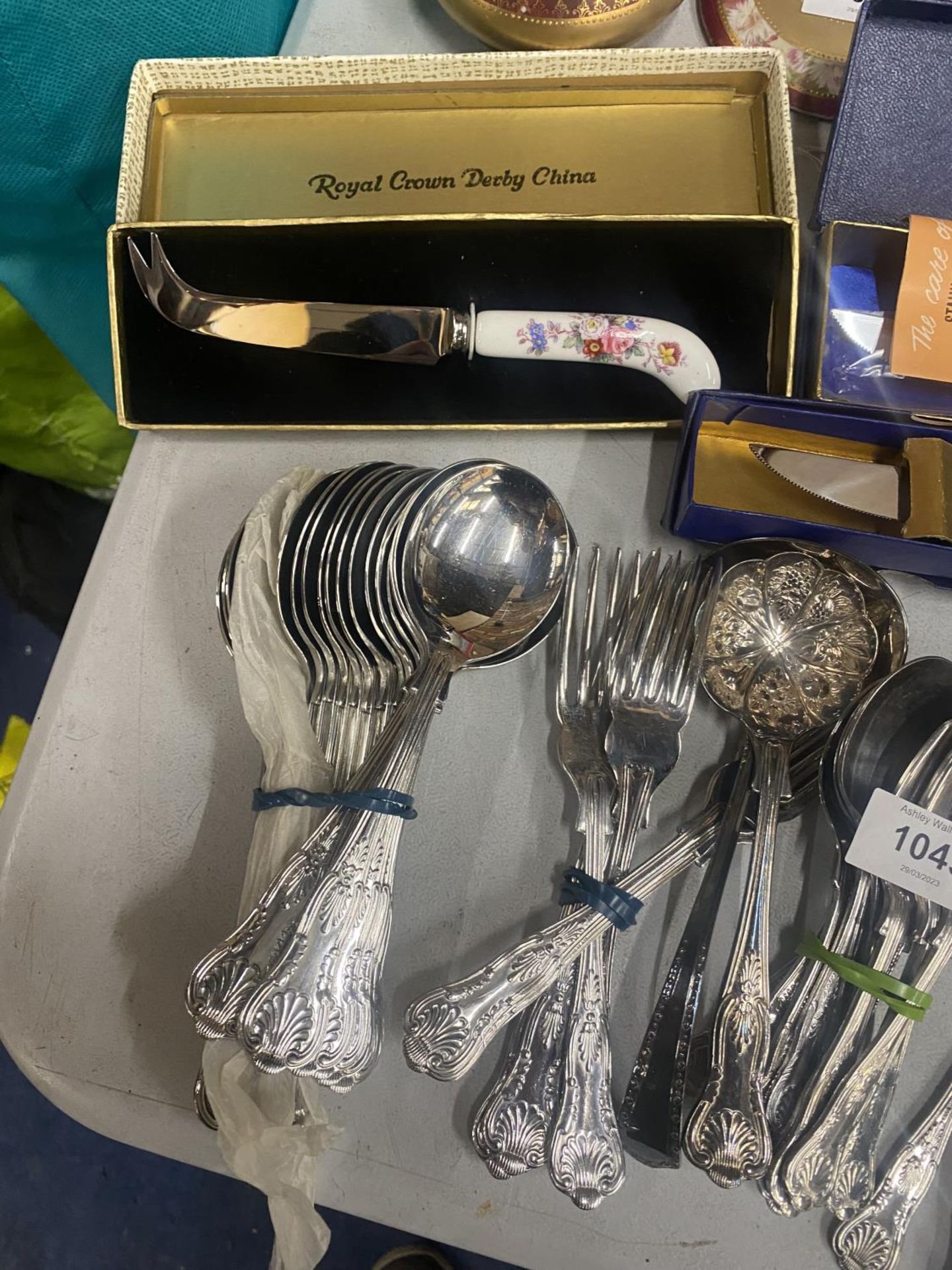 A QUANTITY OF VINTAGE FLATWARE TO INCLUDE KNIVES, FORKS, SPOONS, ETC - SOME BOXED - Image 2 of 5
