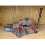 A SMALL CAST IRON BENCH VICE