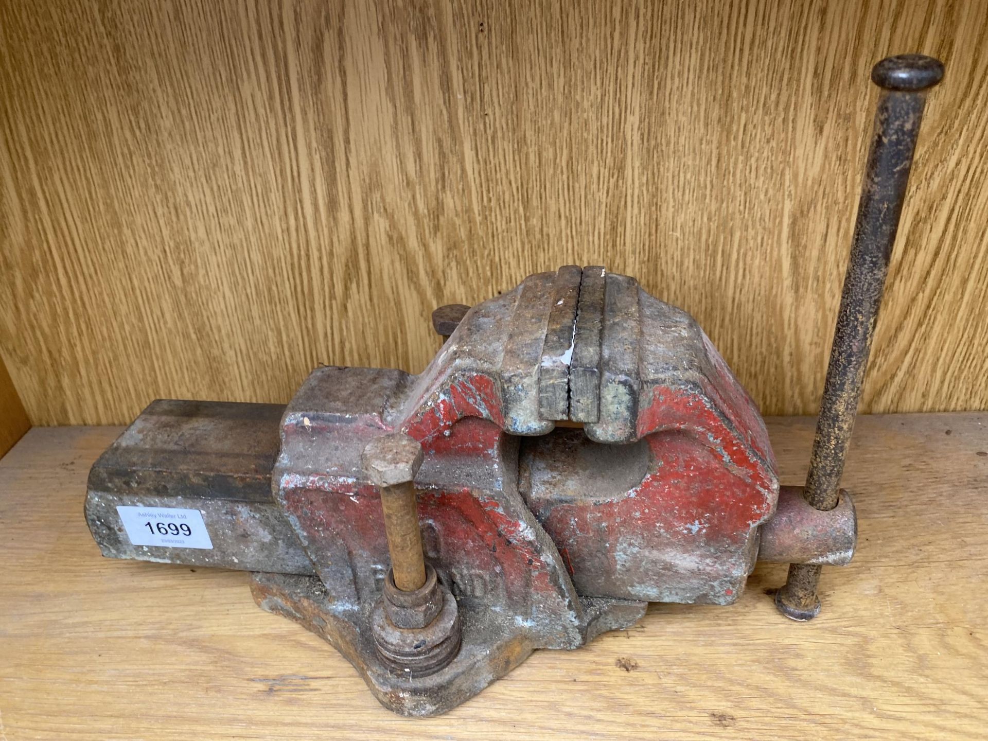 A SMALL CAST IRON BENCH VICE