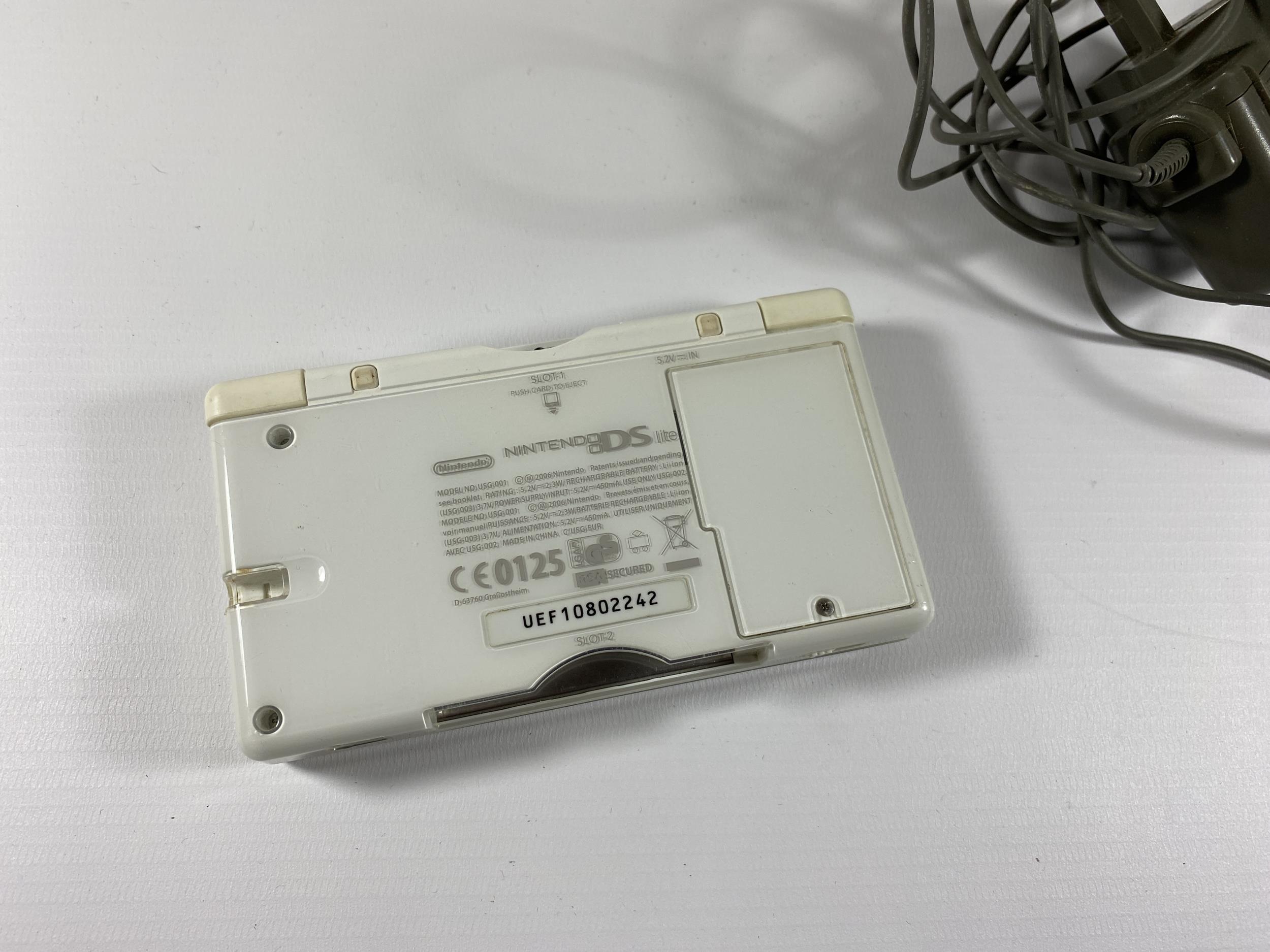 A WHITE NINTENDO DS CONSOLE & CHARGER - Image 3 of 3