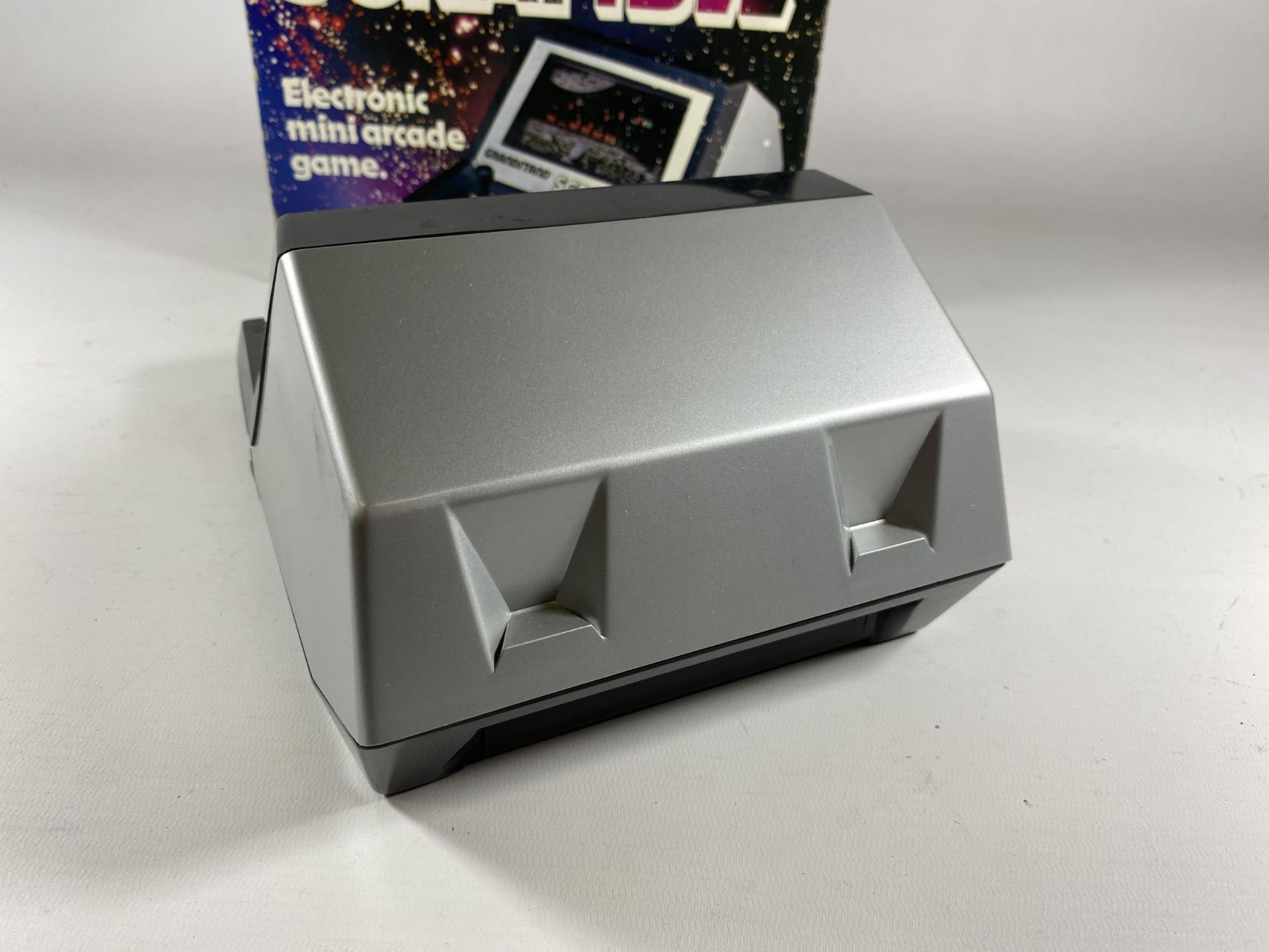 A RETRO BOXED GRANDSTAND SCRAMBLE ELECTRONIC MINI ARCADE GAME - Image 3 of 4