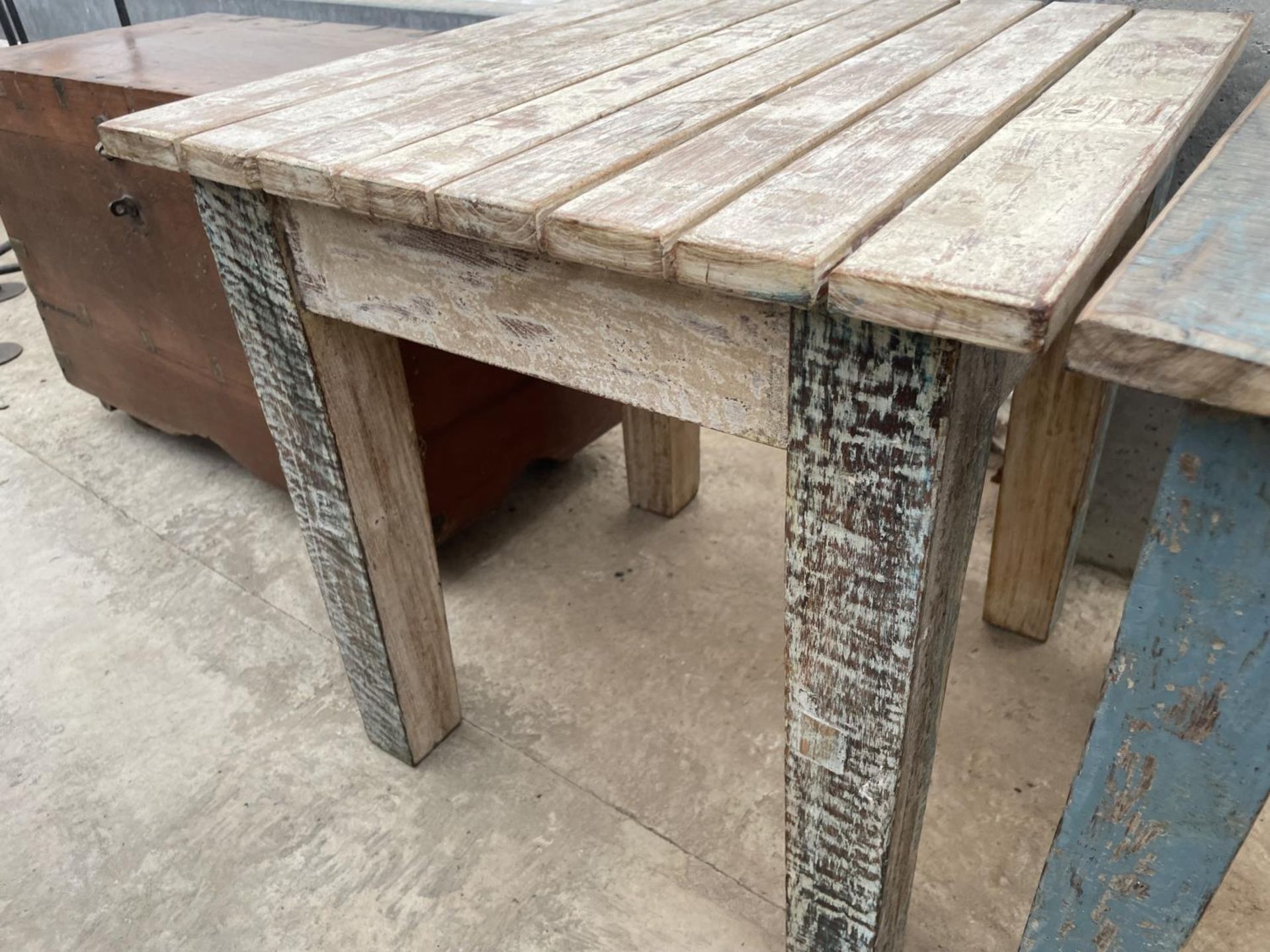 A PAIR OF INDIAN HARDWOOD 18" SQUARE LAMP TABLES - Image 4 of 4