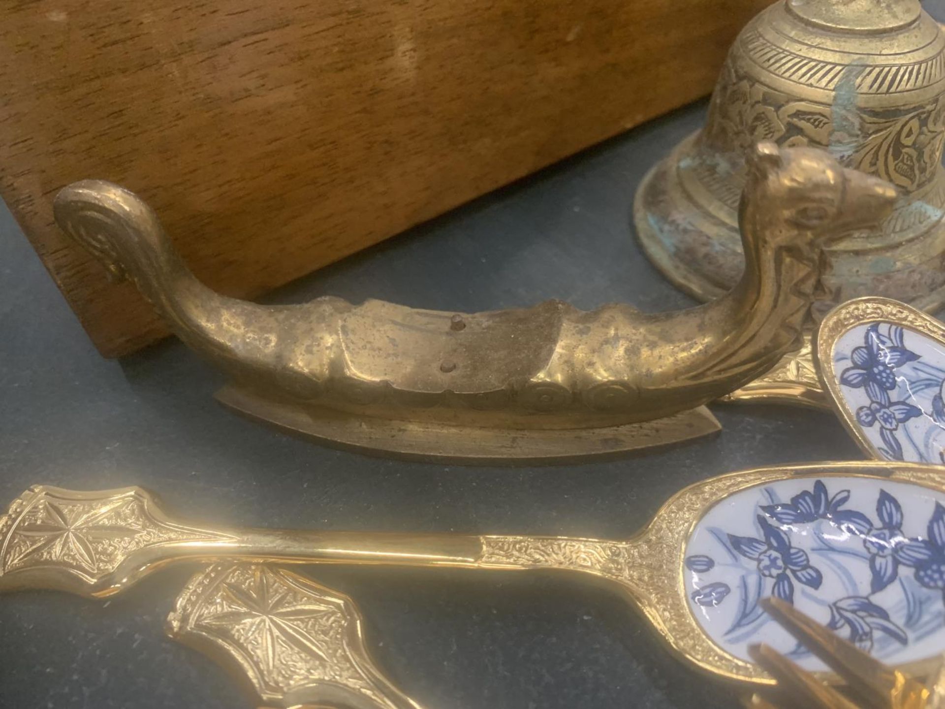 A MIXED LOT TO INCLUDE A VINTAGE MAHOGANY BOX, YELLOW METAL SPOONS WITH CERAMIC BOWLS, A BRASS BELL, - Image 3 of 5