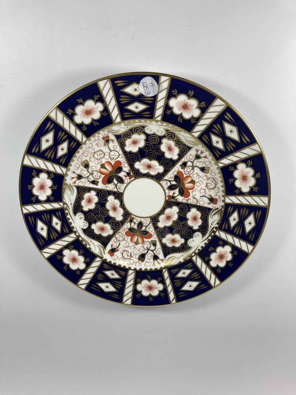 A ROYAL CROWN DERBY IMARI DINNER PLATE