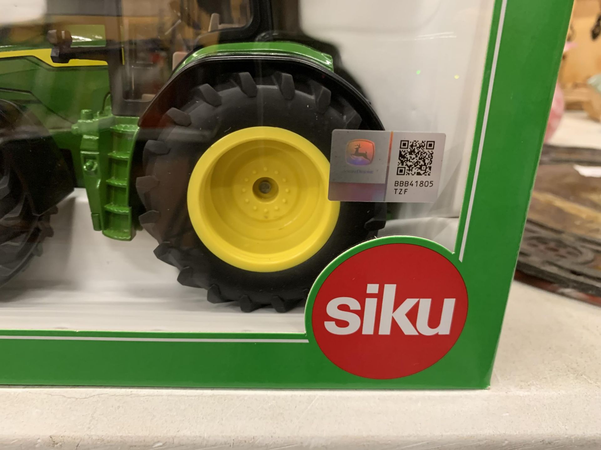 A BOXED SIKU MODEL OF A JOHN DEERE 8R- 370 TRACTOR REF NO 43329 SCALE 1:32 - Bild 3 aus 3