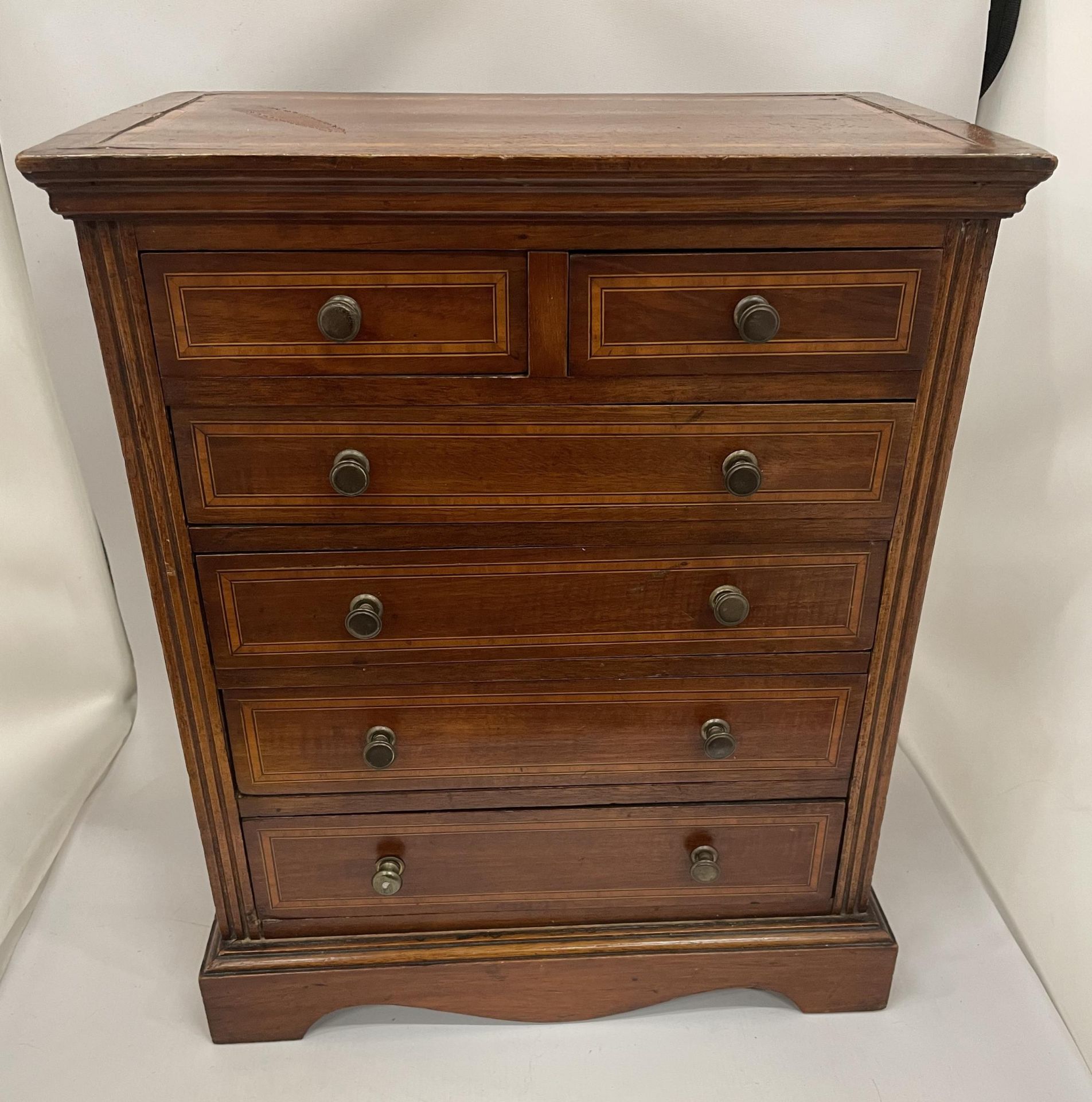 AN EDWARDIAN INLAID MAHOGANY APPRENTICE CHEST OF DRAWERS COMPRISING TWO SHORT OVER FOUR LONG