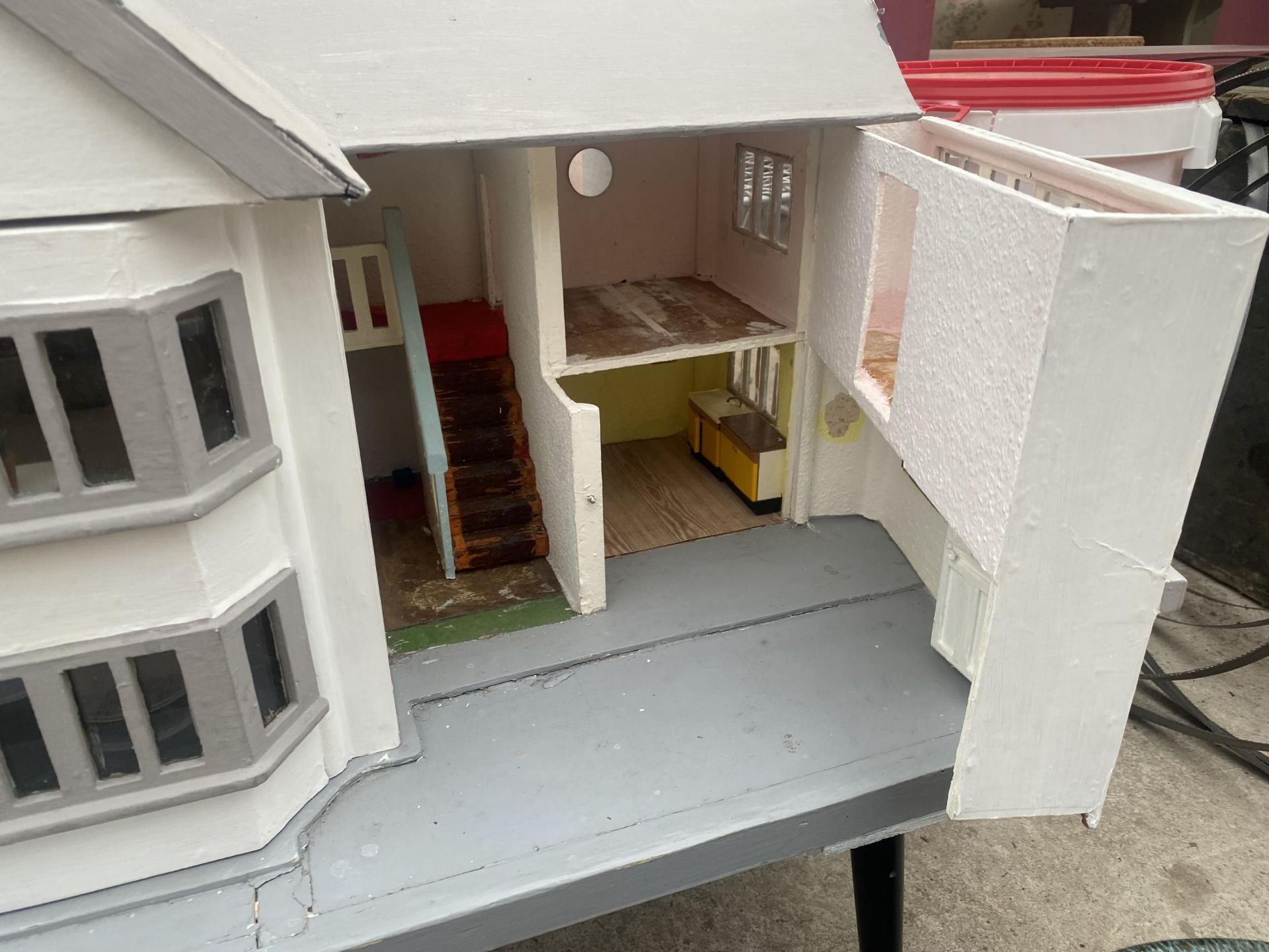 A VINTAGE WOODEN DOLLS HOUSE - Image 3 of 3