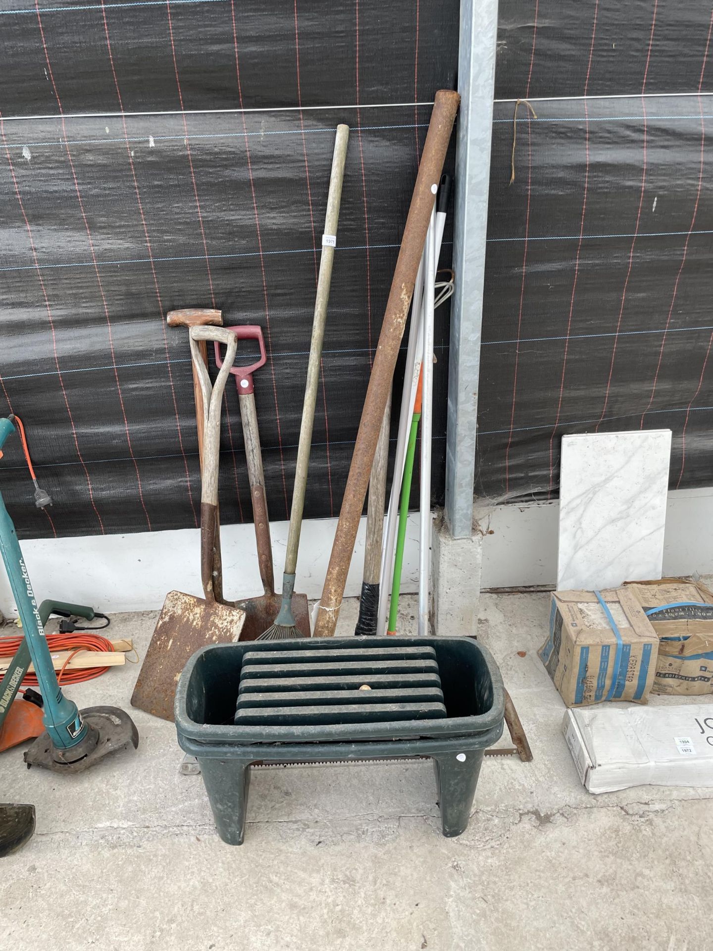 AN ASSORTMENT OF GARDEN TOOLS TO INCLUDE A SAW, SPADE, ETC