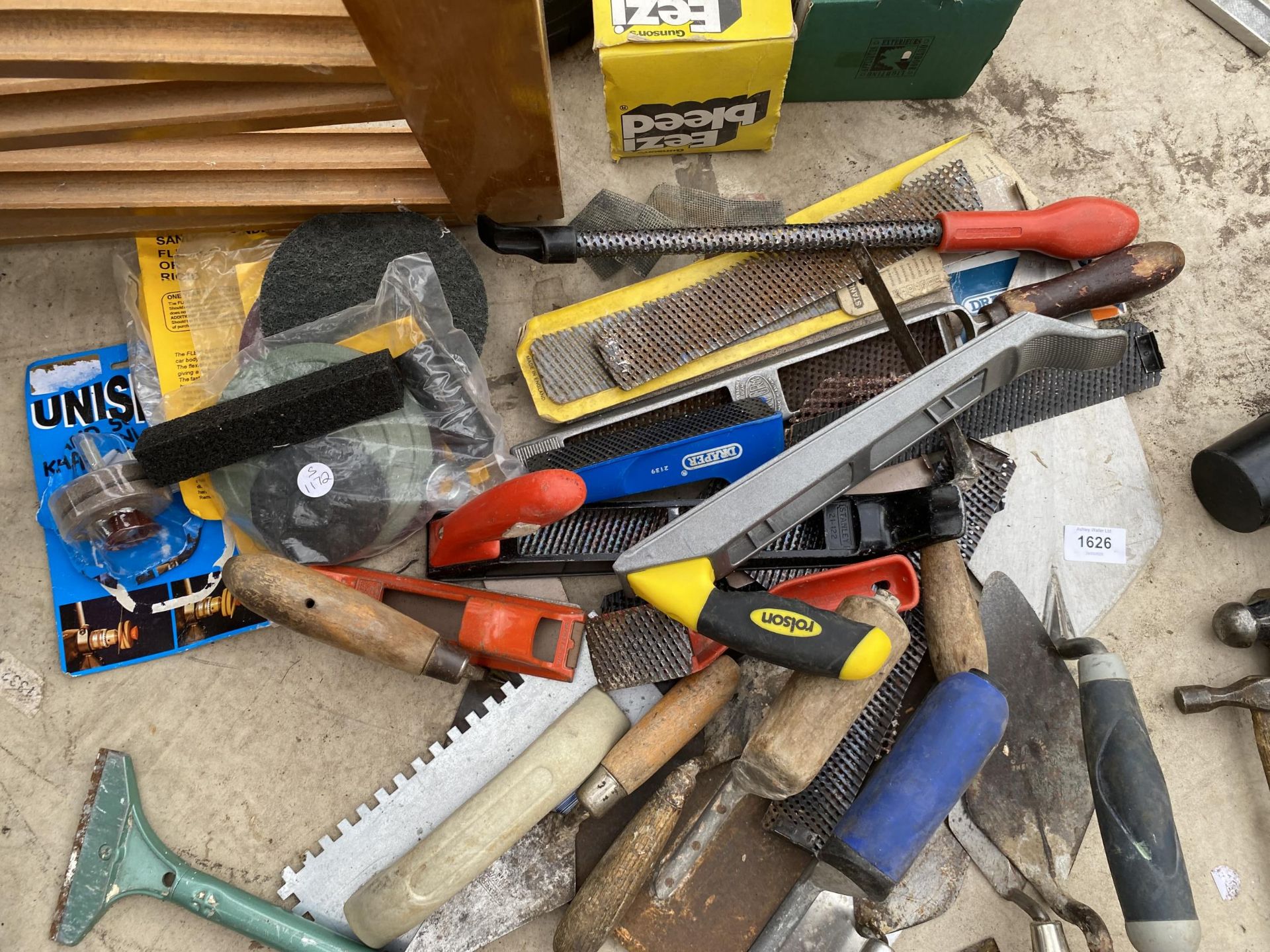 AN ASSORTMENT OF TOOLS TO INCLUDE TROWELS AND RASPS ETC - Image 3 of 3