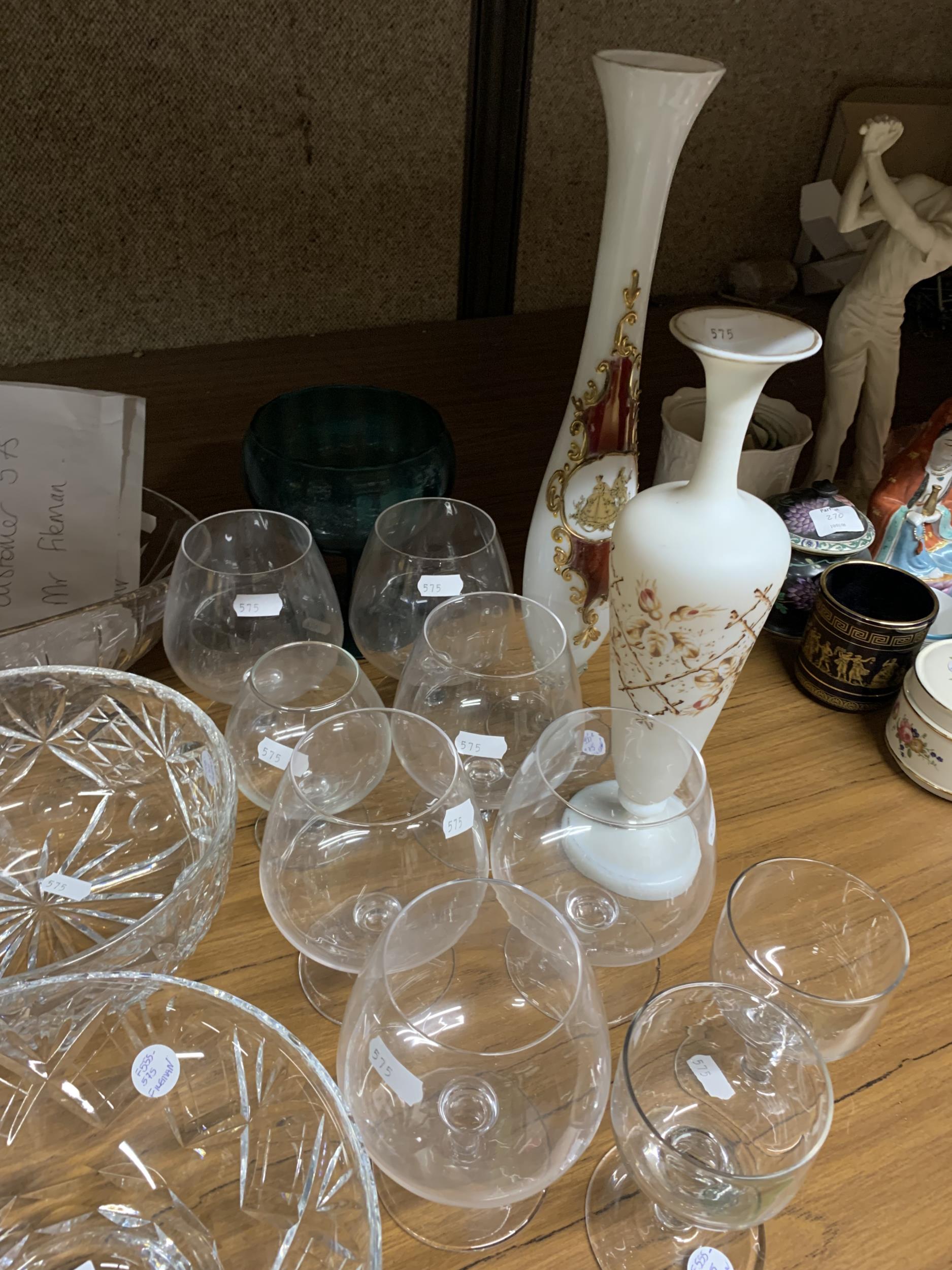 A QUANTITY OF GLASSWARE TO INCLUDE CUT GLASS BOWLS, BRANDY BALLOONS, WHITE GLASS VASE, ETC - Image 2 of 4