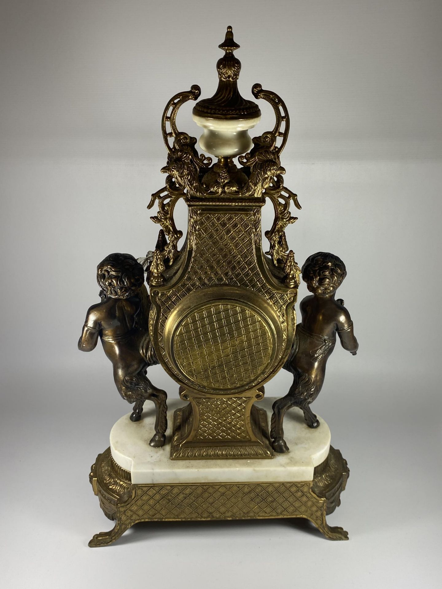 A C.1900 ITALIAN REPRODUCTION MANTLE CLOCK BY IMPERIAL IN BRASS WITH MARBLE BASE AND CHERUBS, HEIGHT - Image 4 of 5